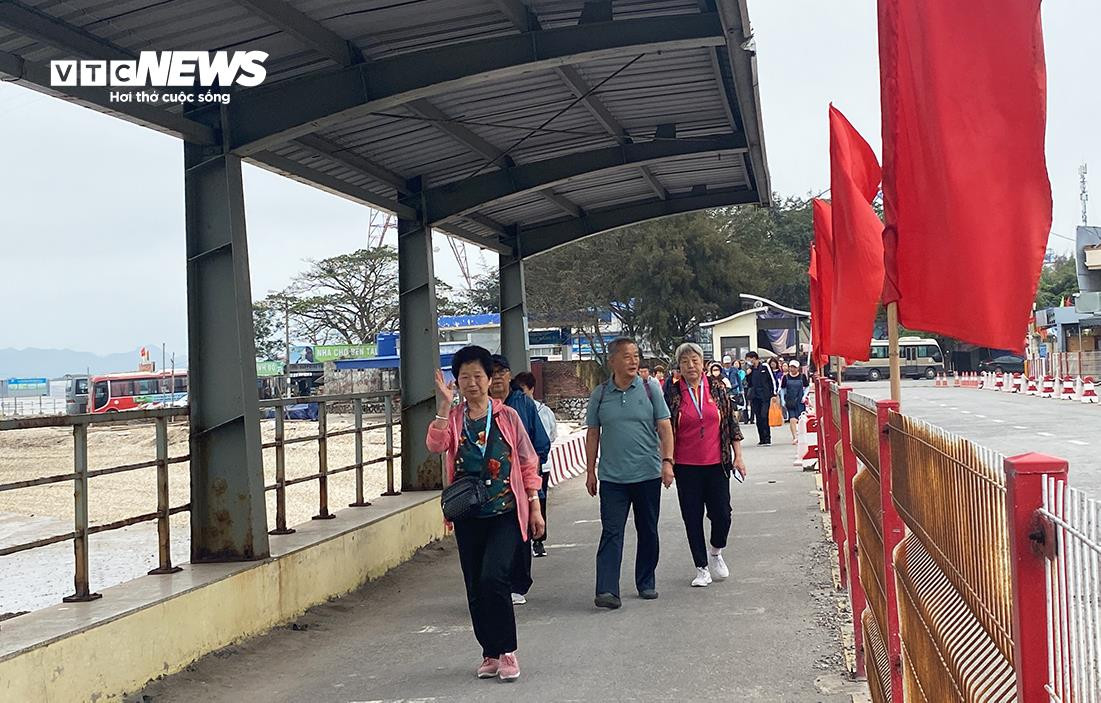 Những chuyến phà cuối cùng đưa du khách rời bến Gót sang đảo Cát Bà - 8