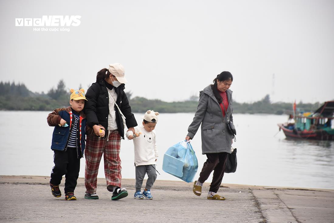 Những chuyến phà cuối cùng đưa du khách rời bến Gót sang đảo Cát Bà - 15