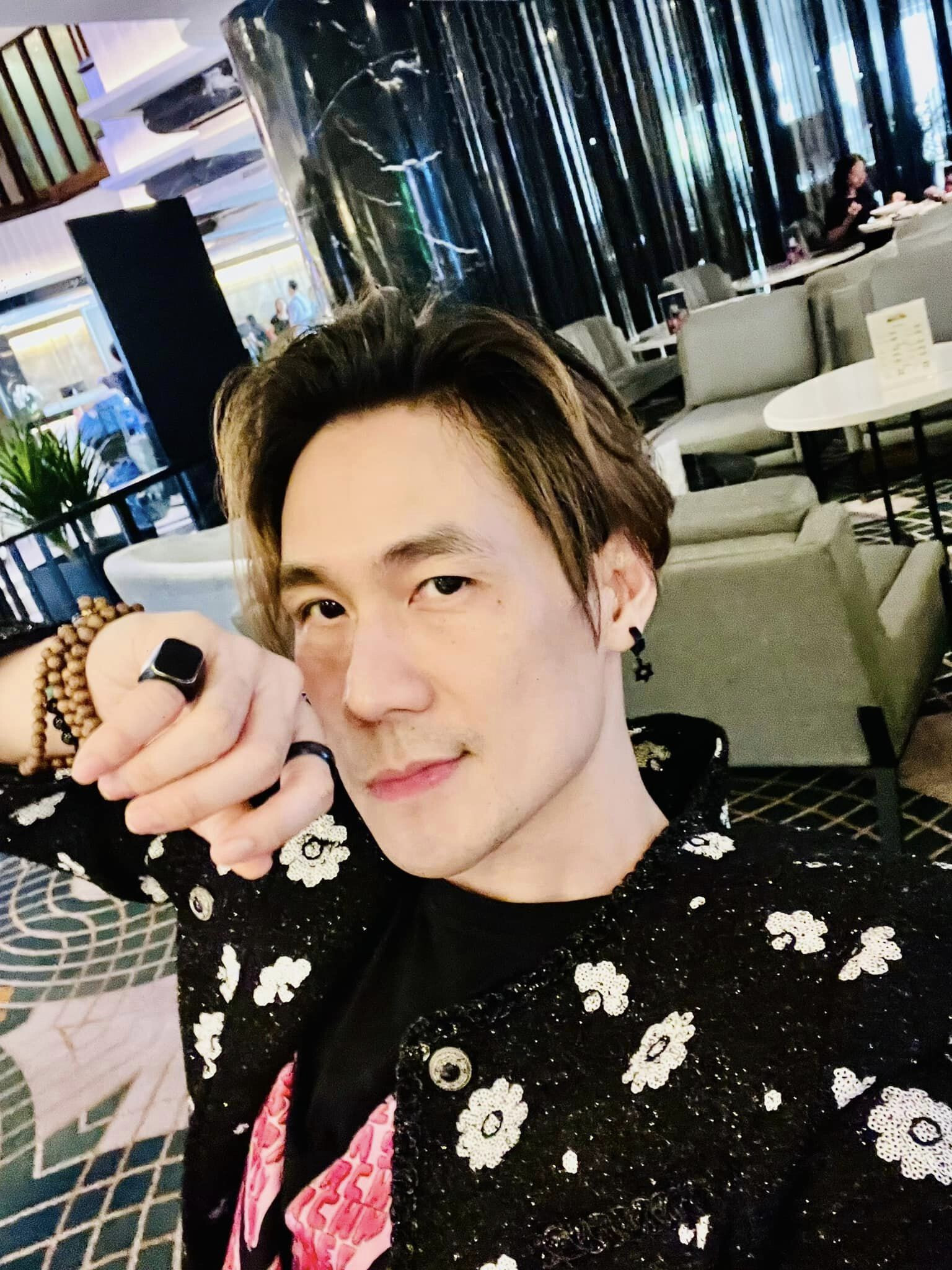 Sao Việt 1/3: NSND Hồng Vân lãng mạn bên chồng, cháu gái Vũ Linh đi cầu bình an - 10