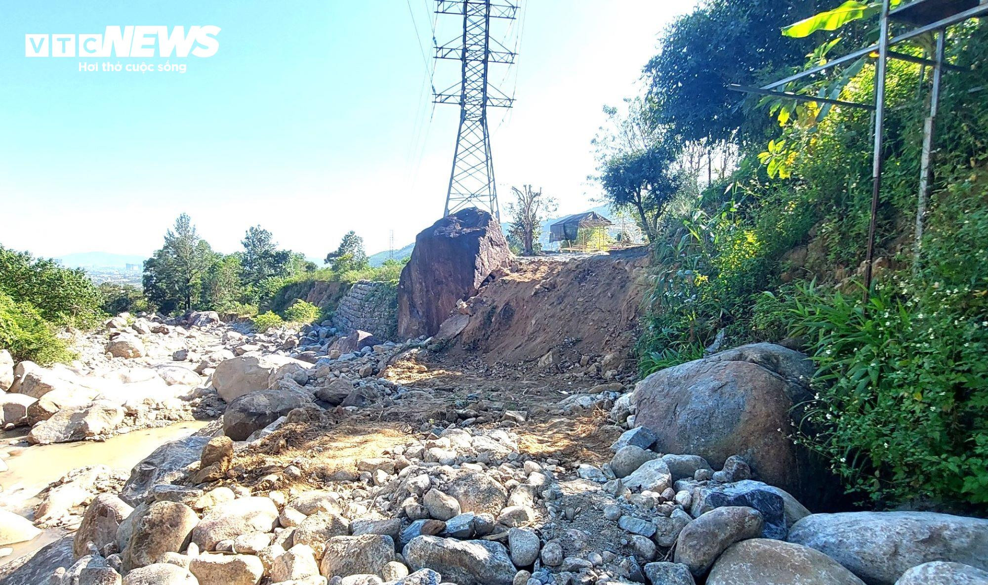 Lén lút san ủi, chặn dòng suối trái phép để làm du lịch sinh thái ở Đà Nẵng - 1