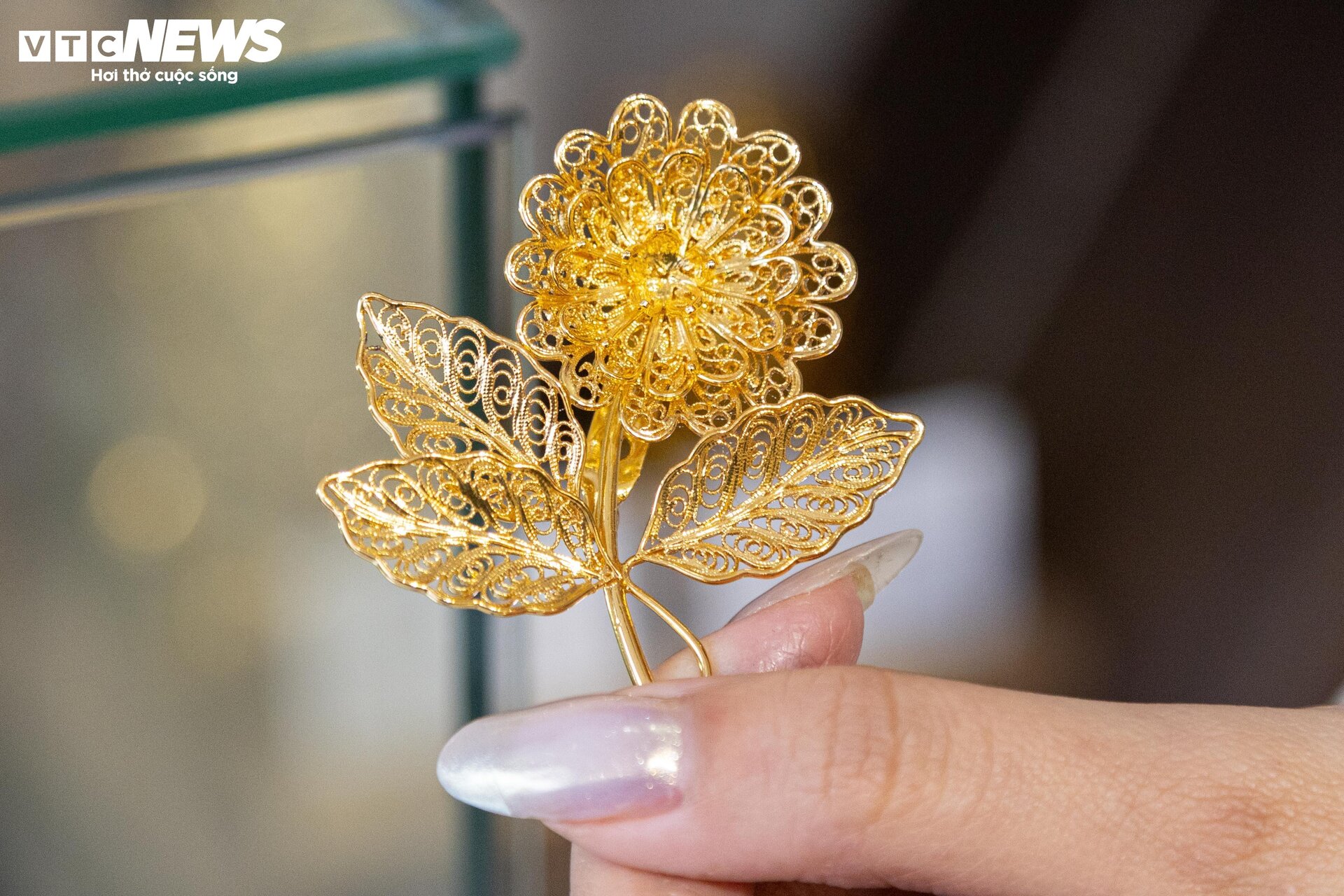Quà tặng mạ vàng bạc triệu hút khách trước ngày 8/3 - 8