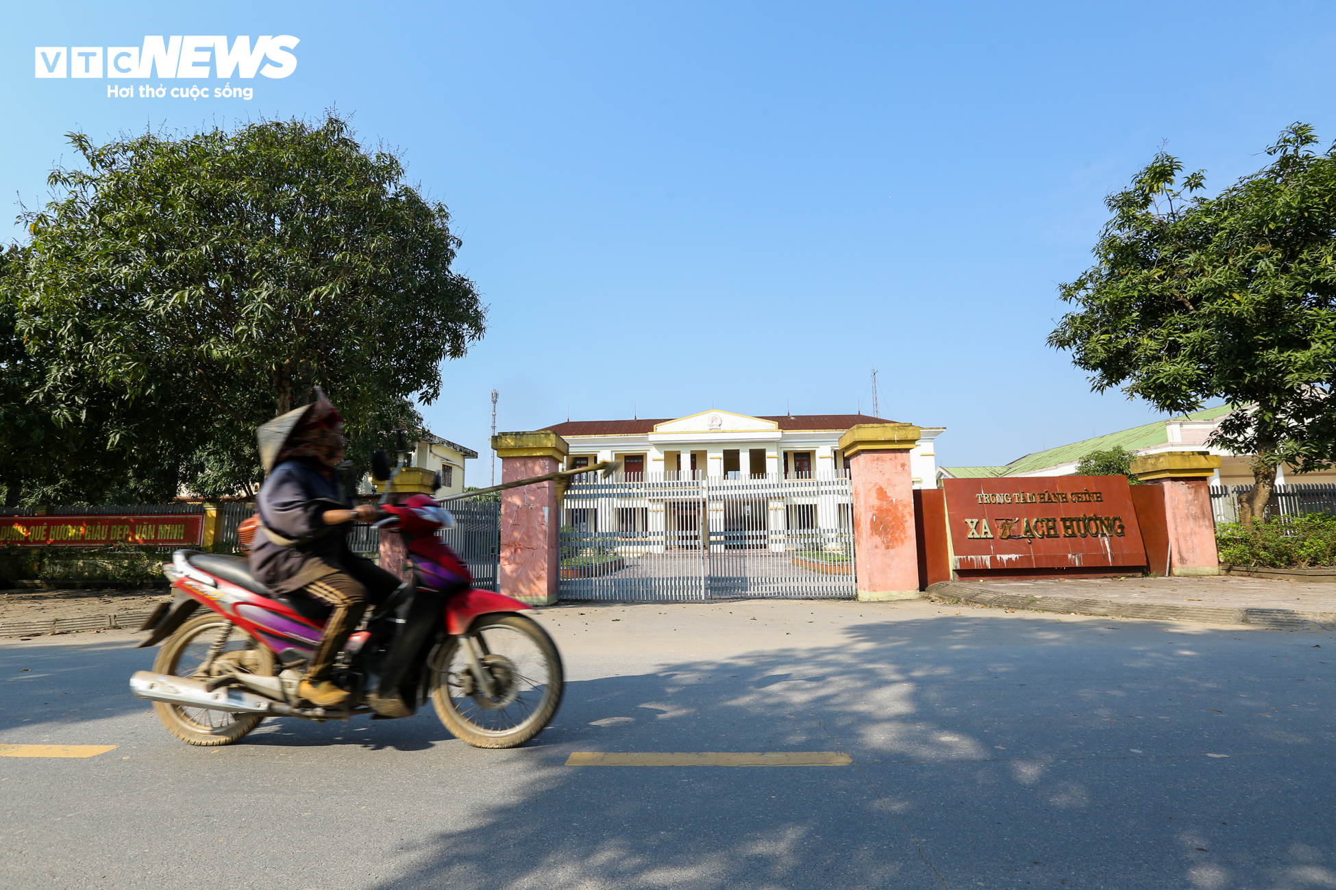 Sau nhiều năm sáp nhập, các trụ sở tiền tỷ ở Hà Tĩnh vẫn bị bỏ hoang - 12