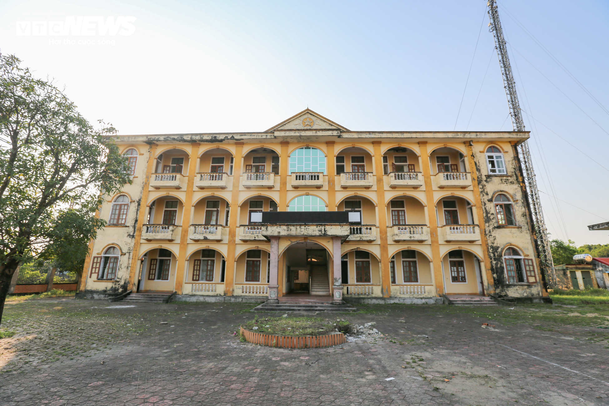 Sau nhiều năm sáp nhập, các trụ sở tiền tỷ ở Hà Tĩnh vẫn bị bỏ hoang - 24