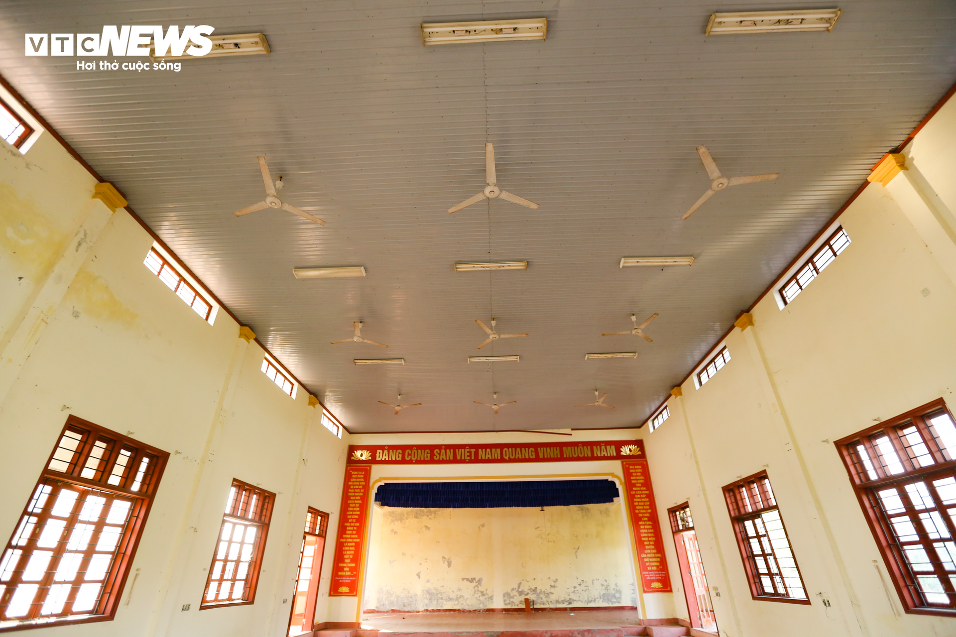 Sau nhiều năm sáp nhập, các trụ sở tiền tỷ ở Hà Tĩnh vẫn bị bỏ hoang - 28