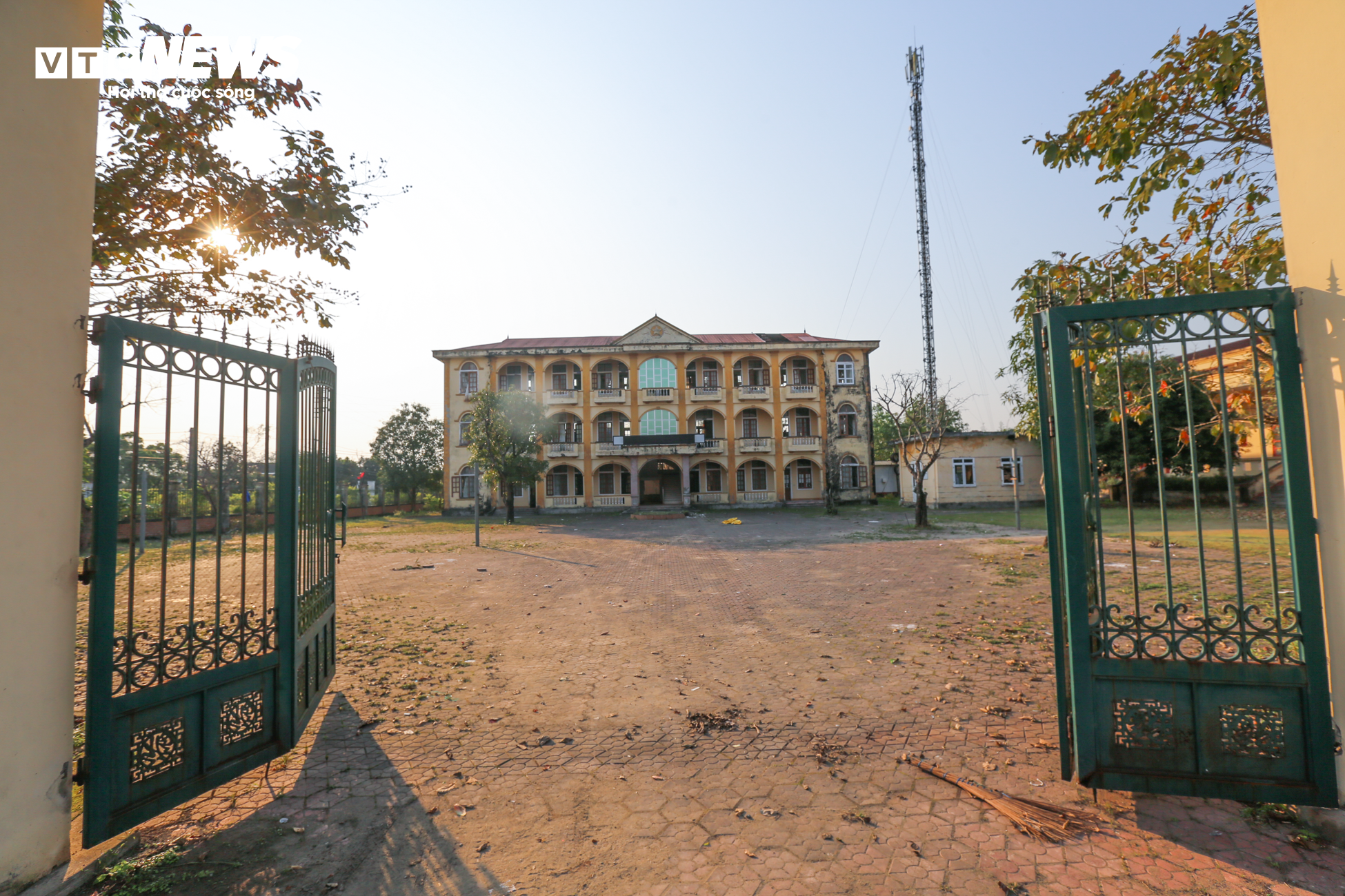 Sau nhiều năm sáp nhập, các trụ sở tiền tỷ ở Hà Tĩnh vẫn bị bỏ hoang - 31