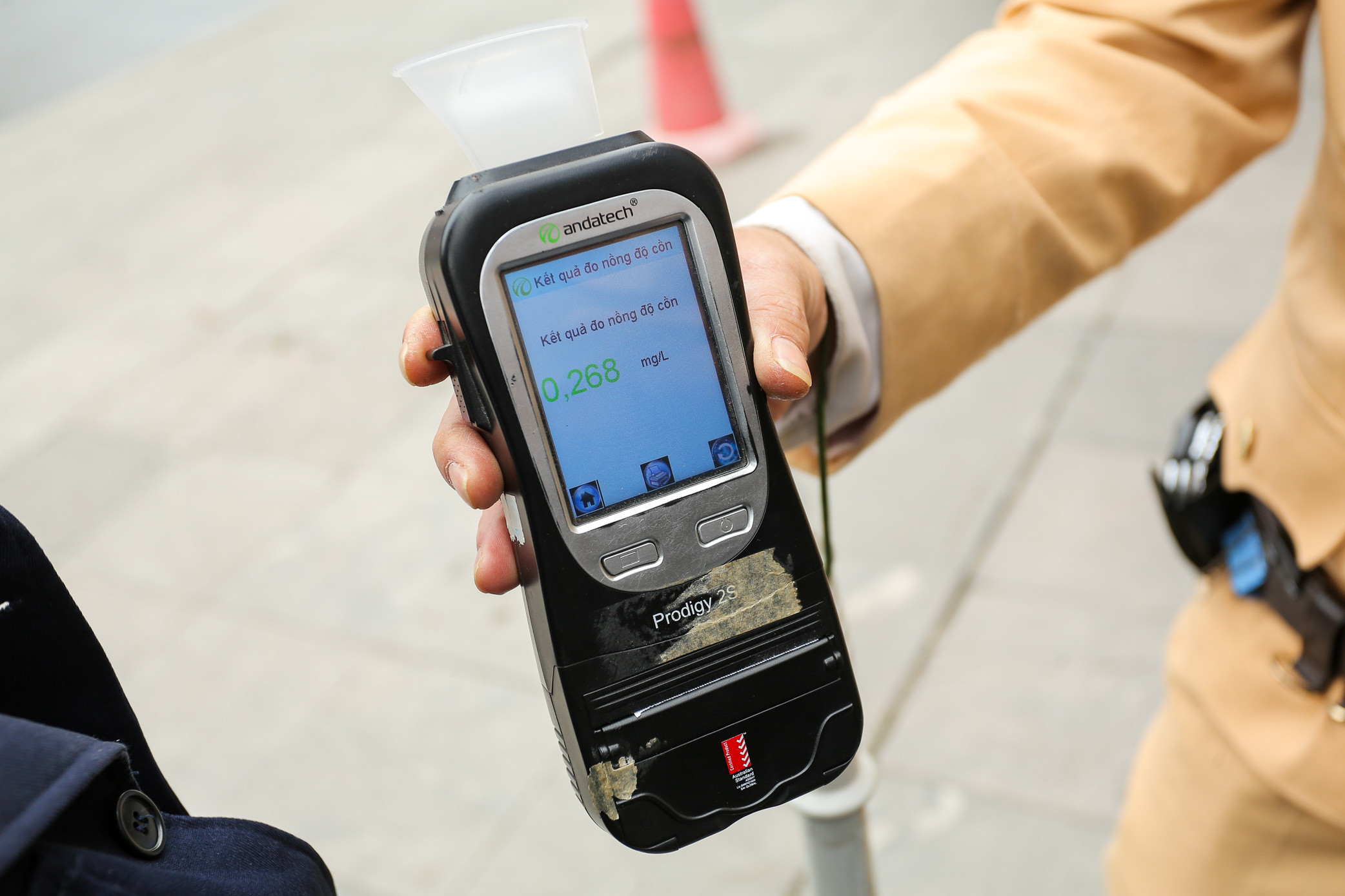 Uống vài chén rượu trong tiệc liên hoan 8/3, người đàn ông bị phạt 5 triệu đồng - 5