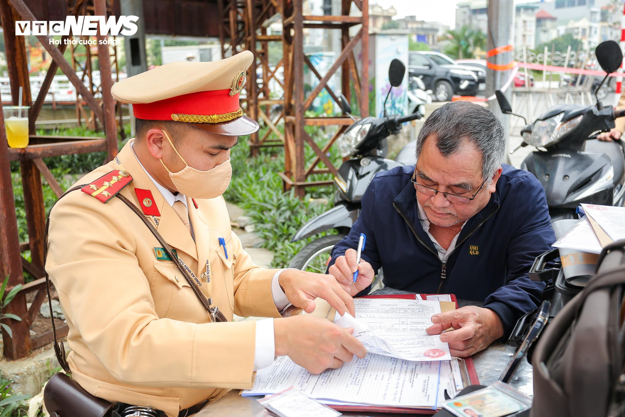 Uống vài chén rượu trong tiệc liên hoan 8/3, người đàn ông bị phạt 5 triệu đồng - 10