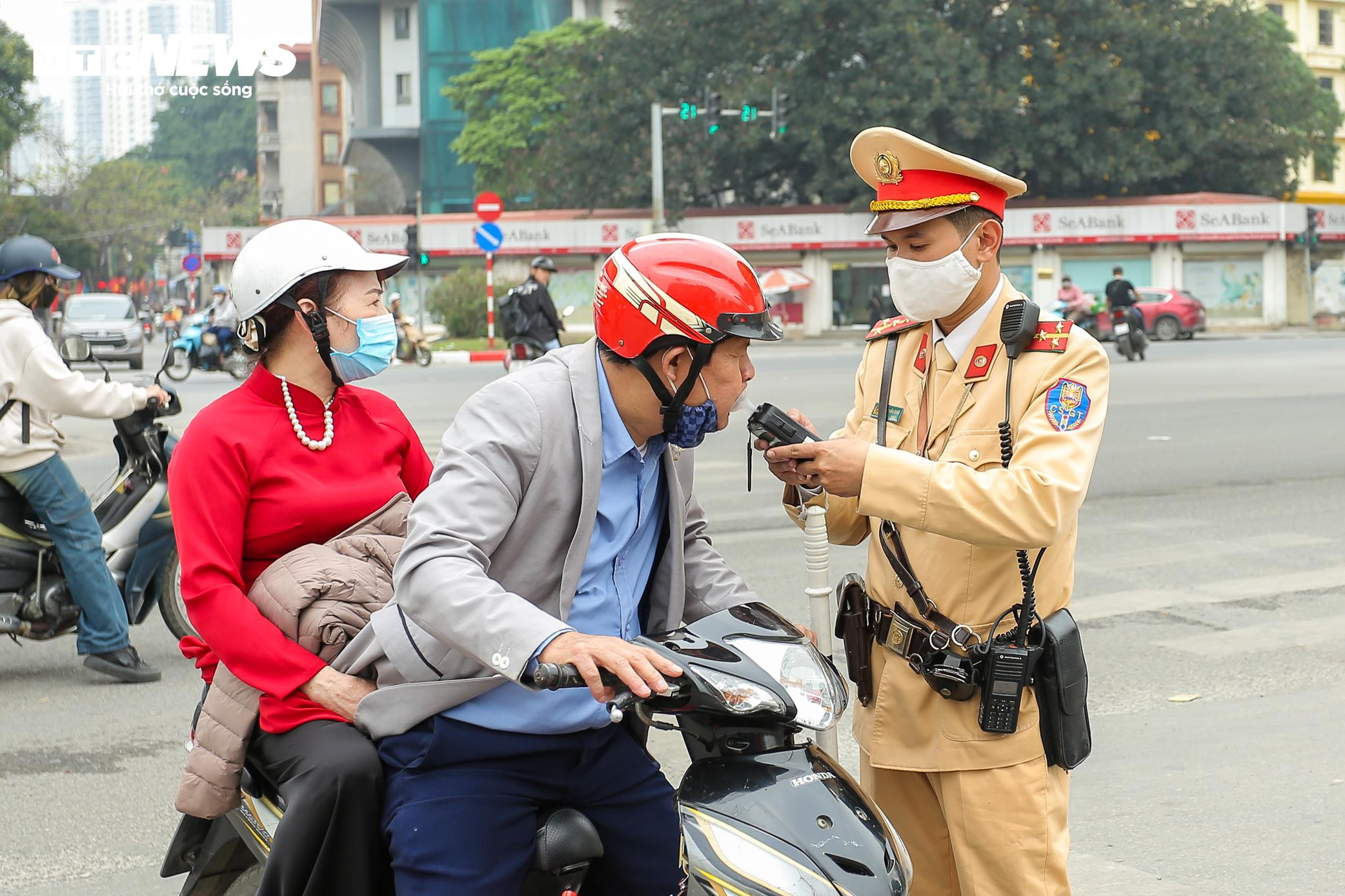 Uống vài chén rượu trong tiệc liên hoan 8/3, người đàn ông bị phạt 5 triệu đồng - 1