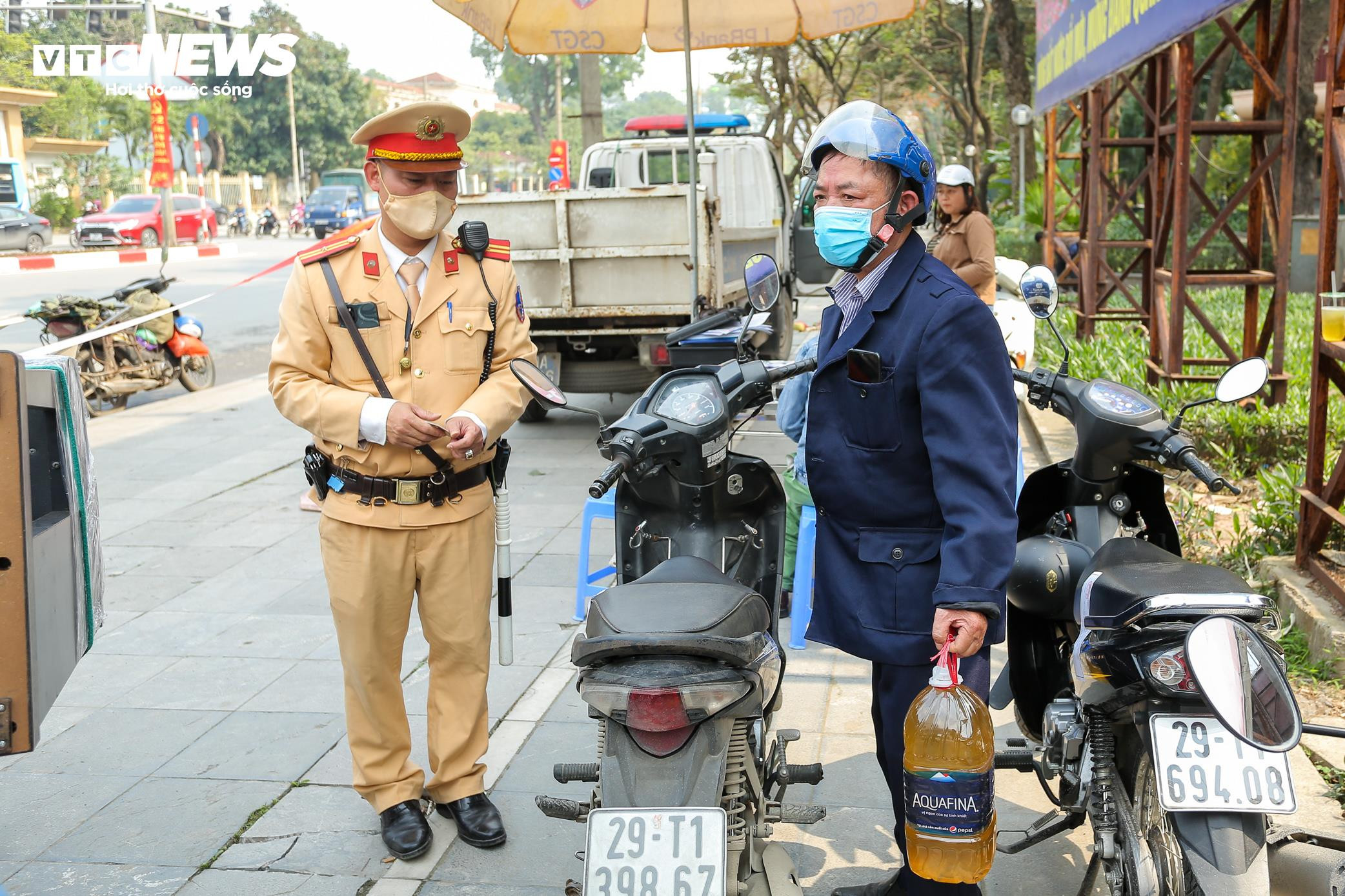 Uống vài chén rượu trong tiệc liên hoan 8/3, người đàn ông bị phạt 5 triệu đồng - 6
