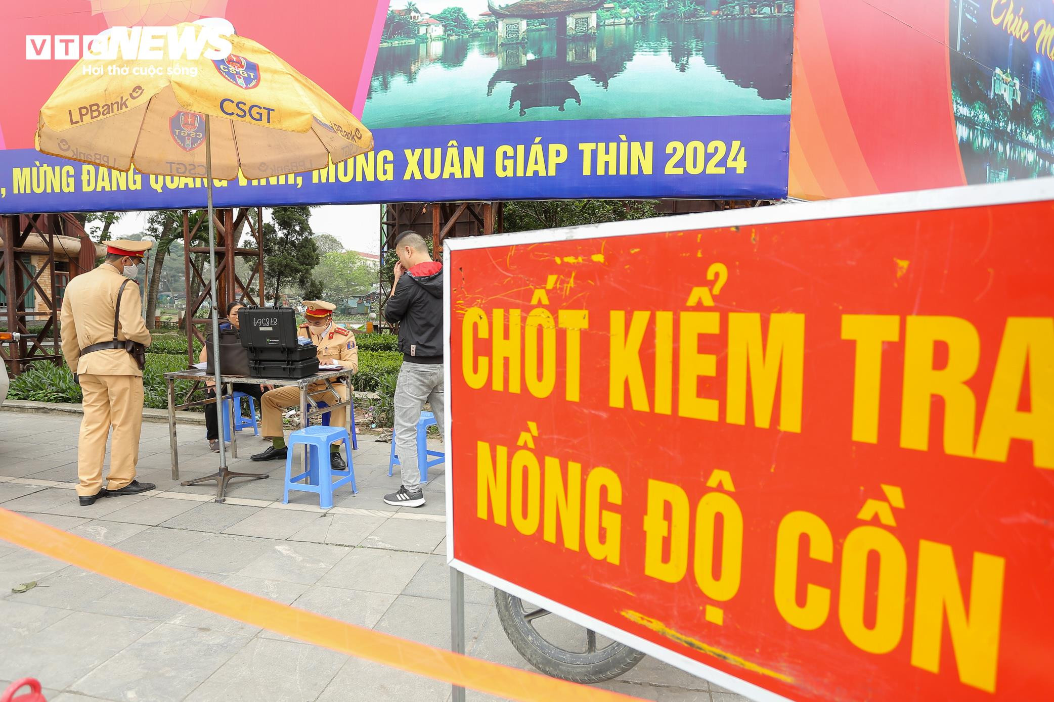 Uống vài chén rượu trong tiệc liên hoan 8/3, người đàn ông bị phạt 5 triệu đồng - 2