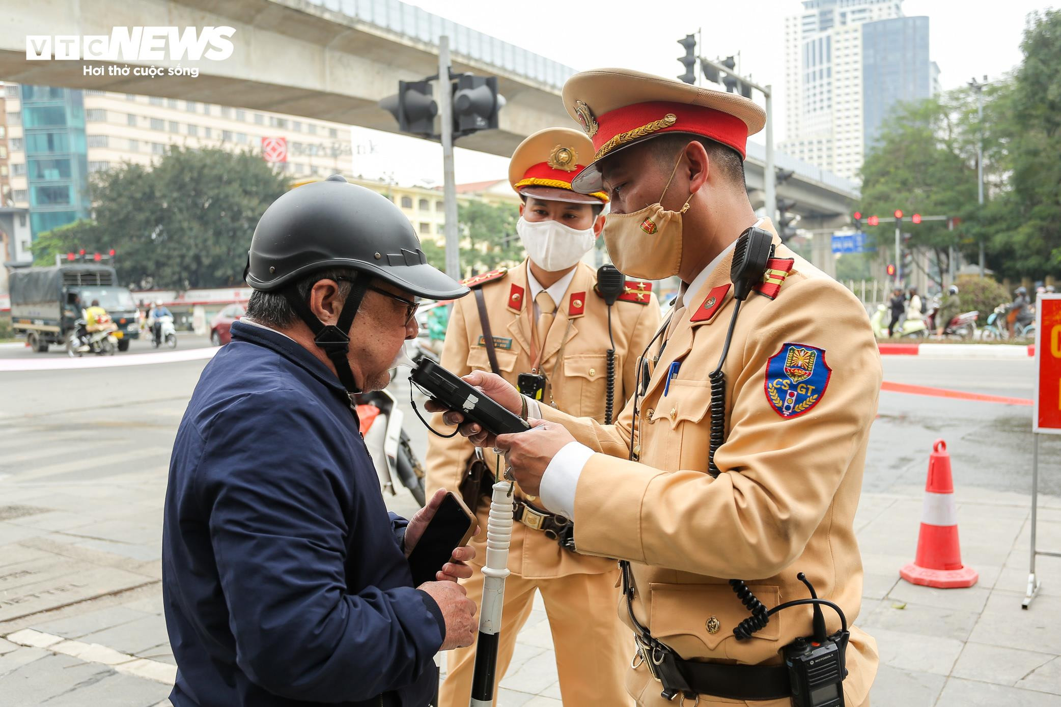 Uống vài chén rượu trong tiệc liên hoan 8/3, người đàn ông bị phạt 5 triệu đồng - 8