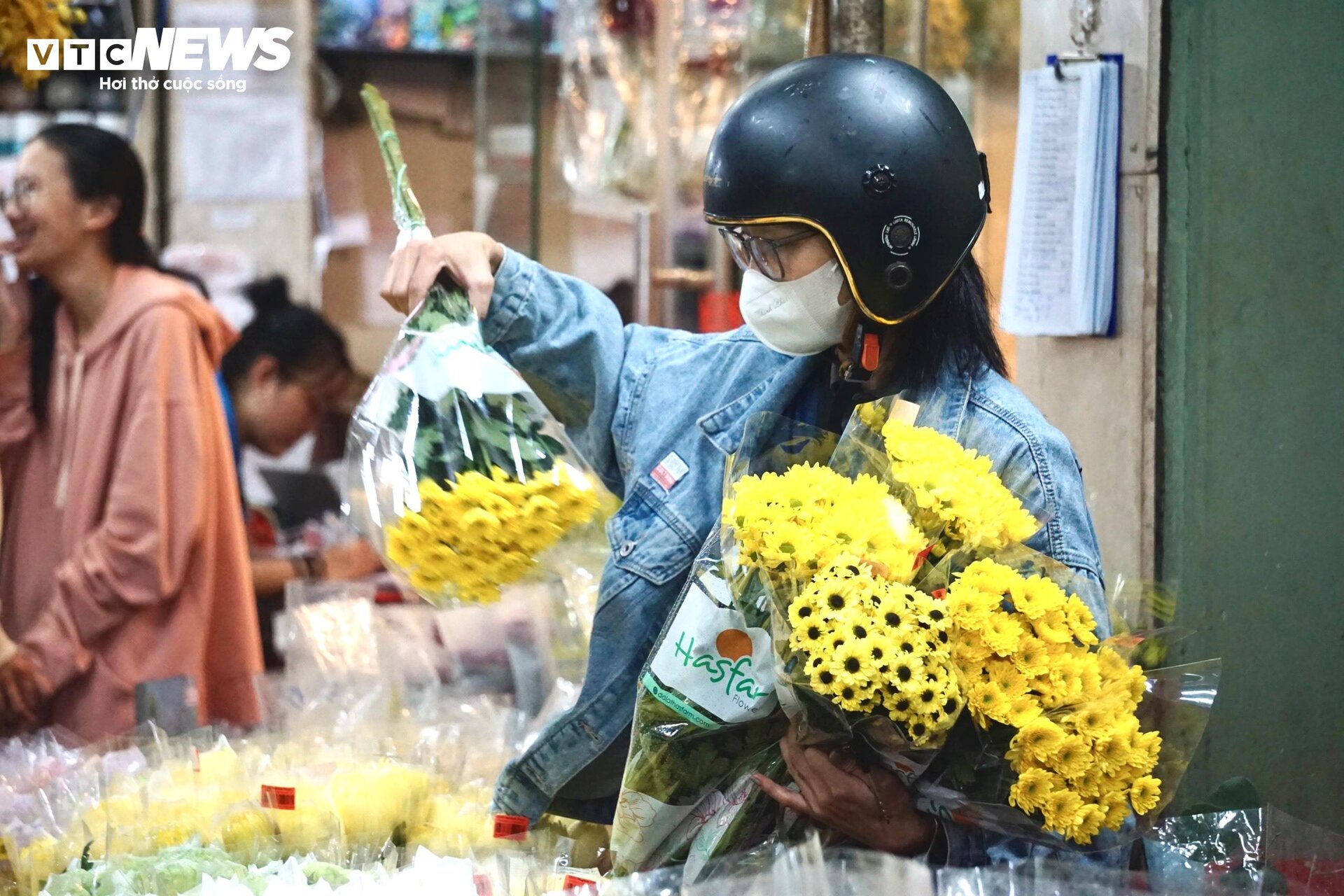 Khách đông trước 8/3, tiểu thương chợ hoa lớn nhất TP.HCM vẫn 'không mấy vui' - 5