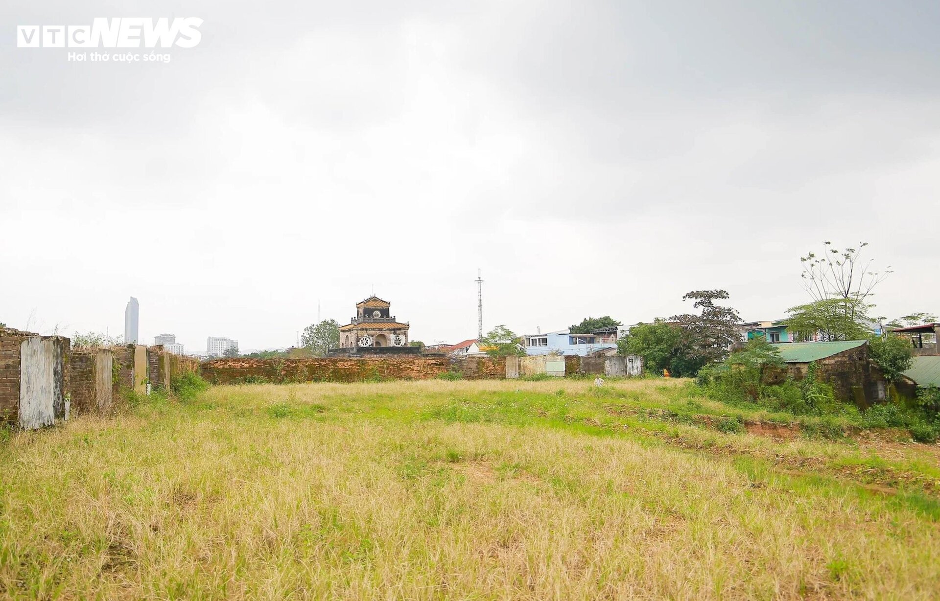 Discovering the nearly 200-year-old forgotten gate in the Hue Citadel system - 1