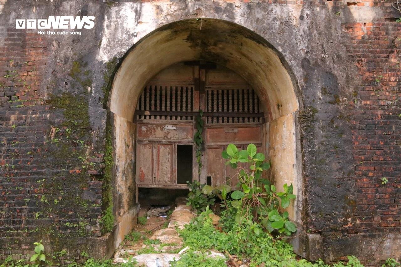 Discovering the nearly 200-year-old forgotten gate in the Hue Citadel system - 7