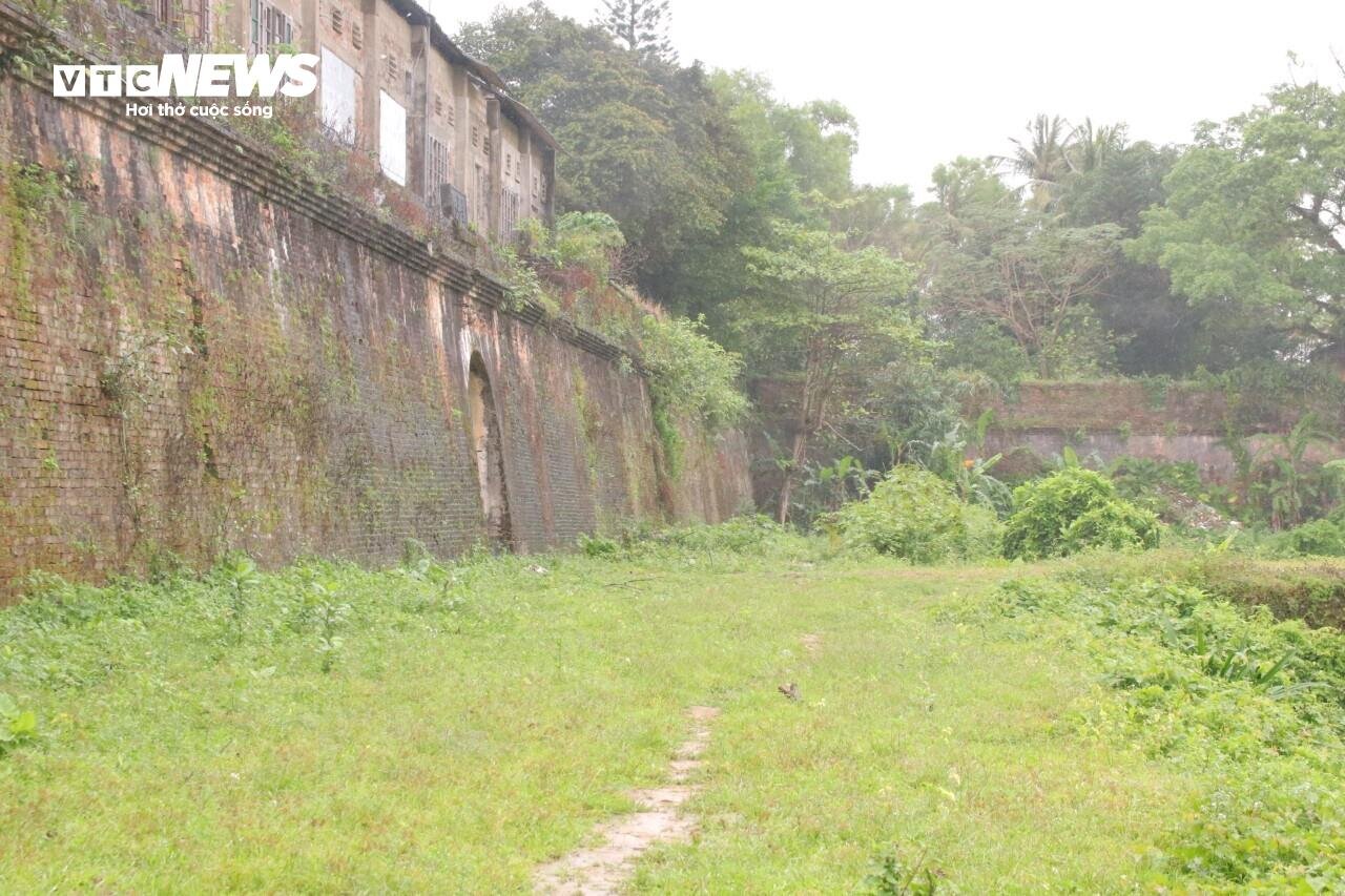 Discovering the nearly 200-year-old forgotten gate in the Hue Citadel system - 6