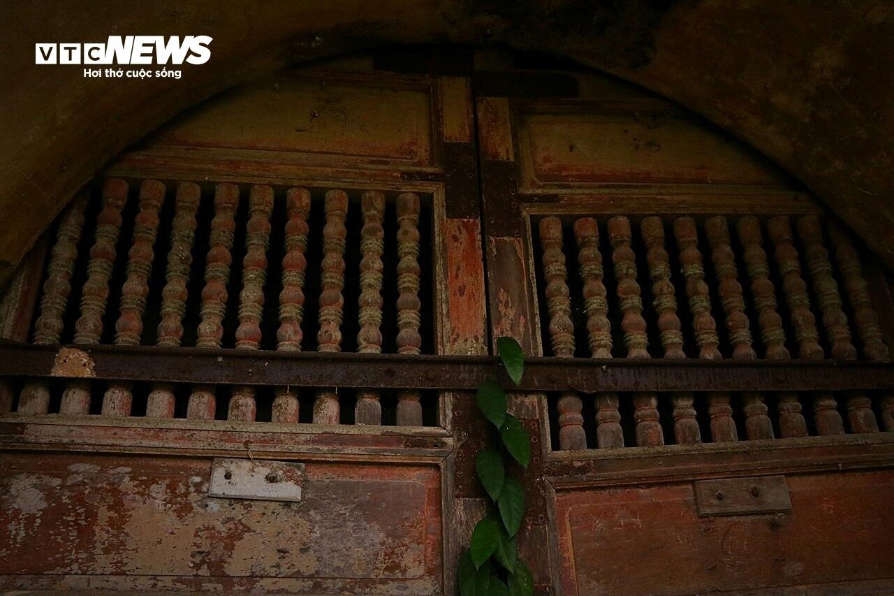 Discovering the nearly 200-year-old forgotten gate in the Hue Citadel system - 4