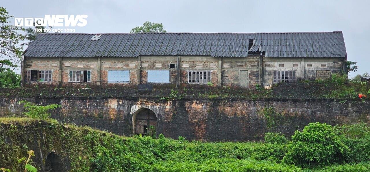 Discovering the nearly 200-year-old forgotten gate in the Hue Citadel system - 3
