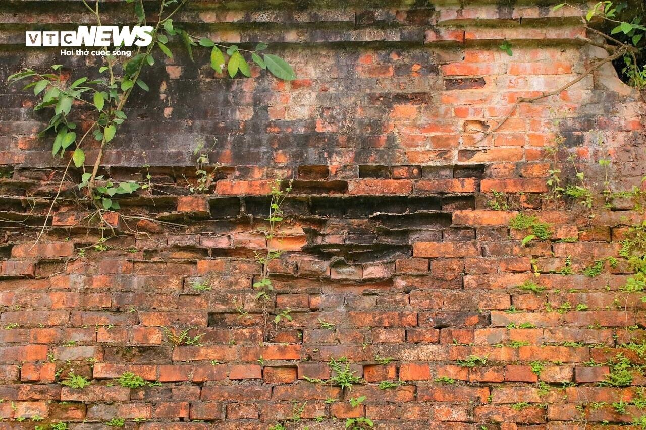 Discovering the nearly 200-year-old forgotten gate in the Hue Citadel system - 9