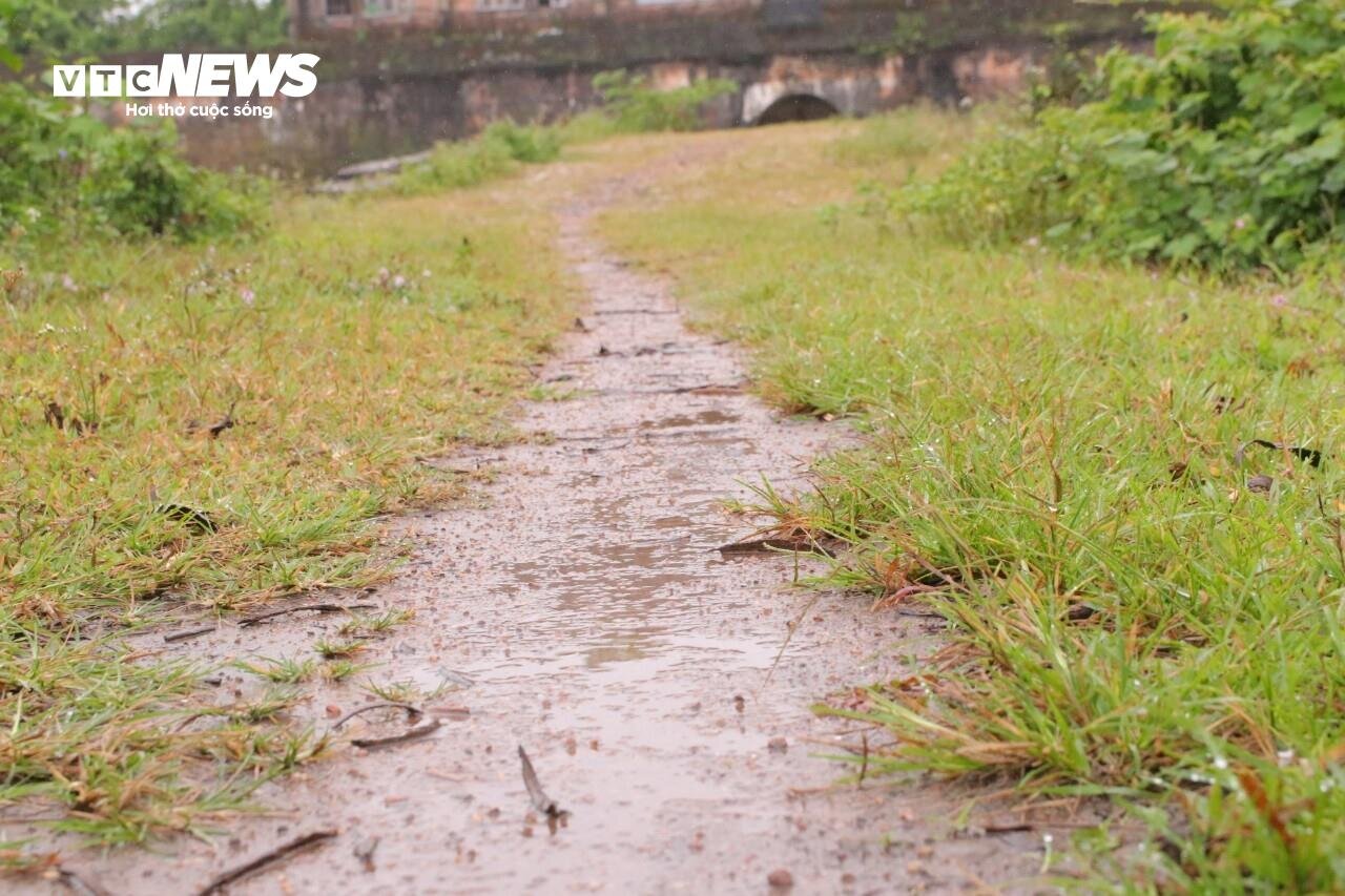 Discovering the nearly 200-year-old forgotten gate in the Hue Citadel system - 10