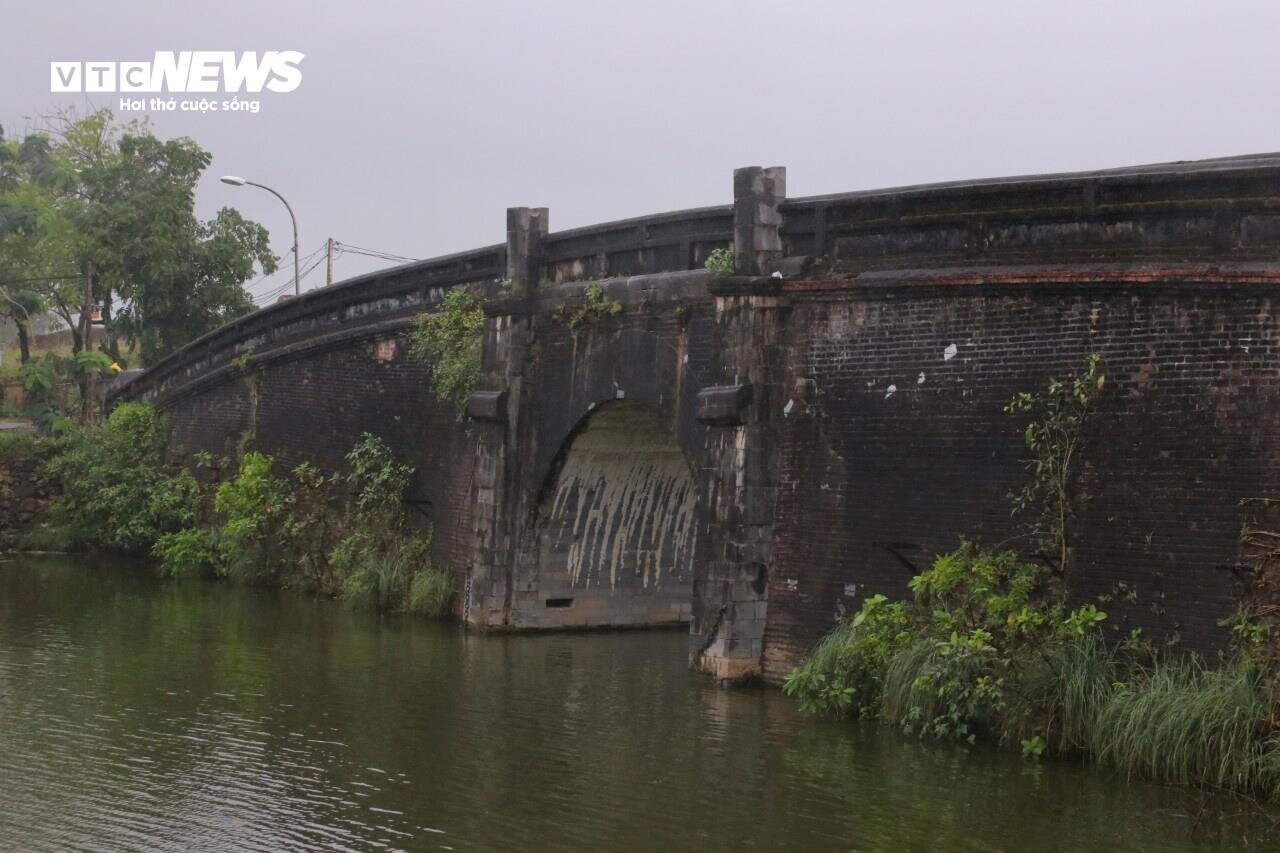 Discovering the nearly 200-year-old forgotten gate in the Hue Citadel system - 12