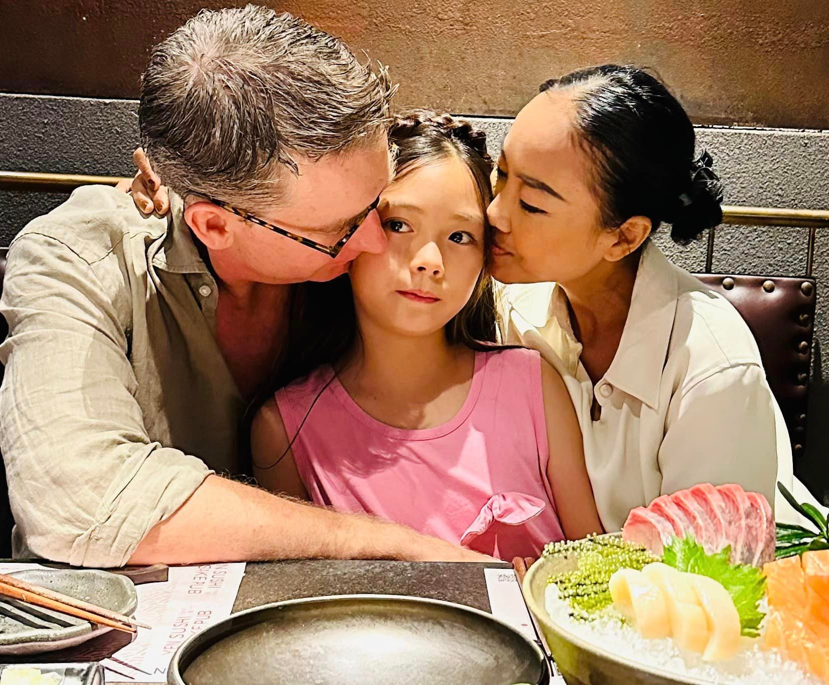 Sao Việt 9/3: Vợ chồng Hà Tăng diện áo đôi đi ăn vỉa hè, Mỹ Tâm hôn mẹ - 10