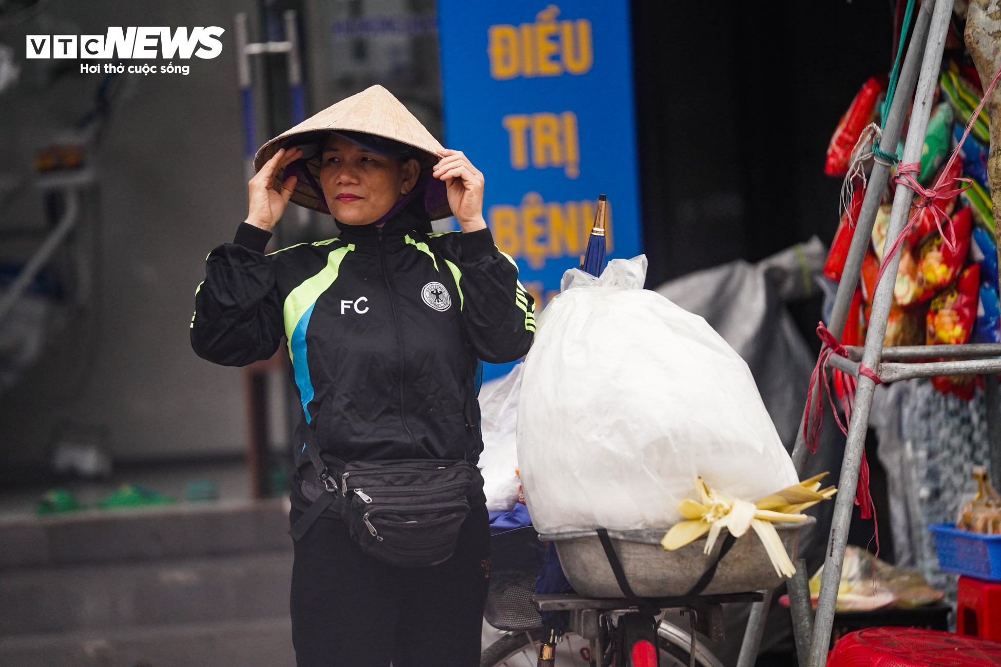 Ngày 8/3 không hoa, không quà của những người phụ nữ vất vả mưu sinh - 10