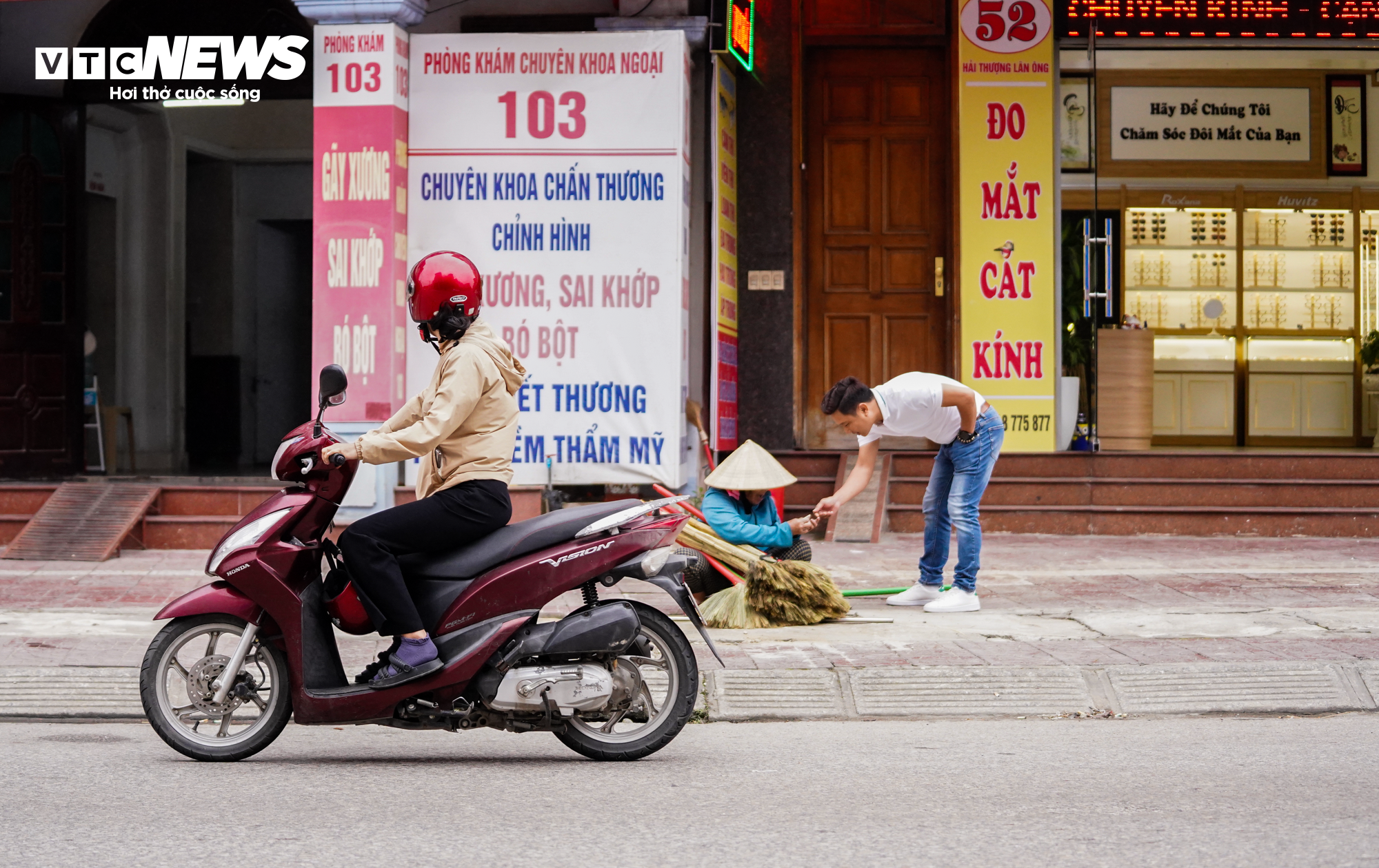 Ngày 8/3 không hoa, không quà của những người phụ nữ vất vả mưu sinh - 16