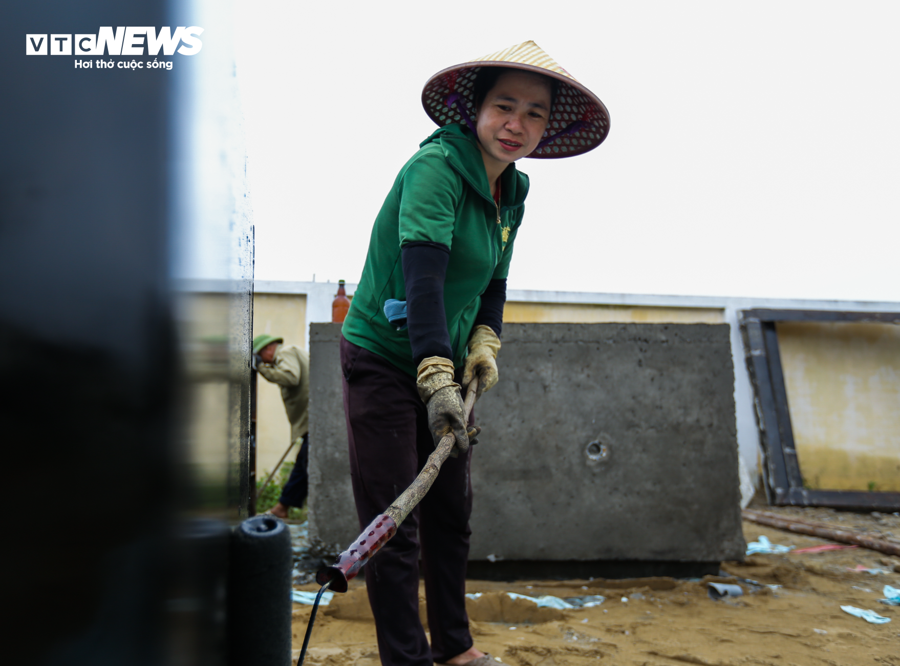 Ngày 8/3 không hoa, không quà của những người phụ nữ vất vả mưu sinh - 4