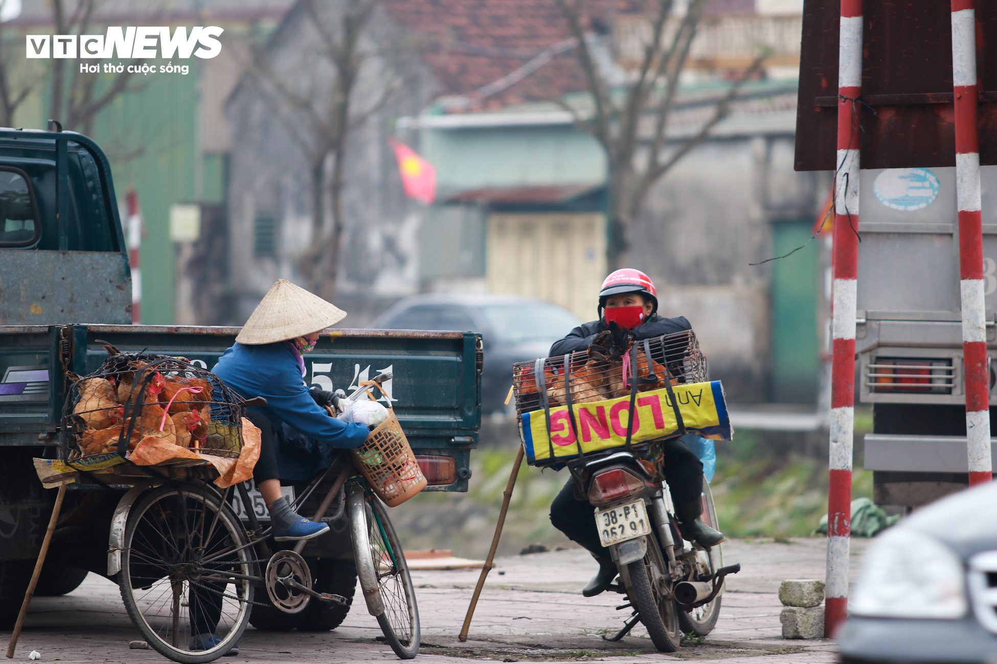 Ngày 8/3 không hoa, không quà của những người phụ nữ vất vả mưu sinh - 2