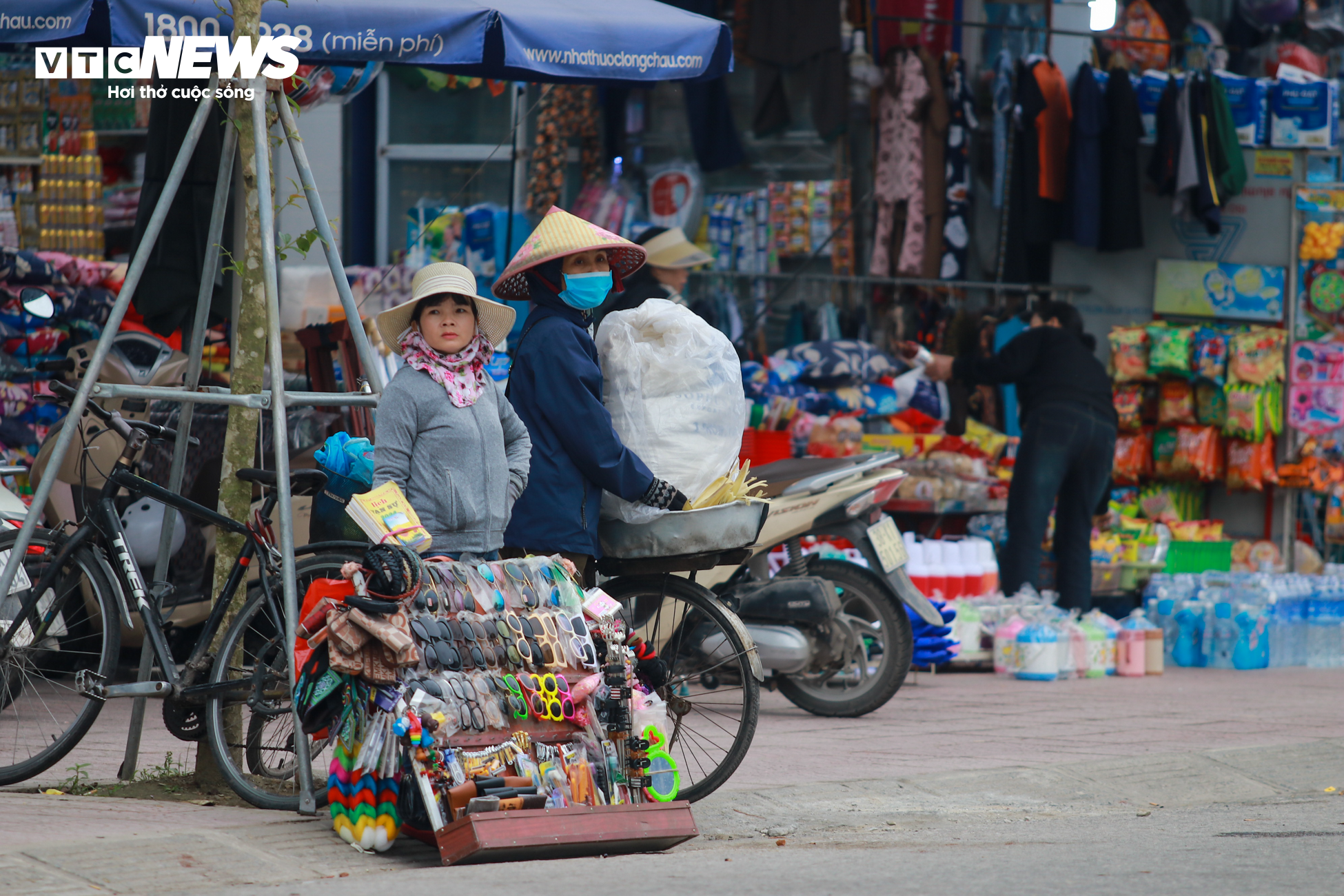 Ngày 8/3 không hoa, không quà của những người phụ nữ vất vả mưu sinh - 12