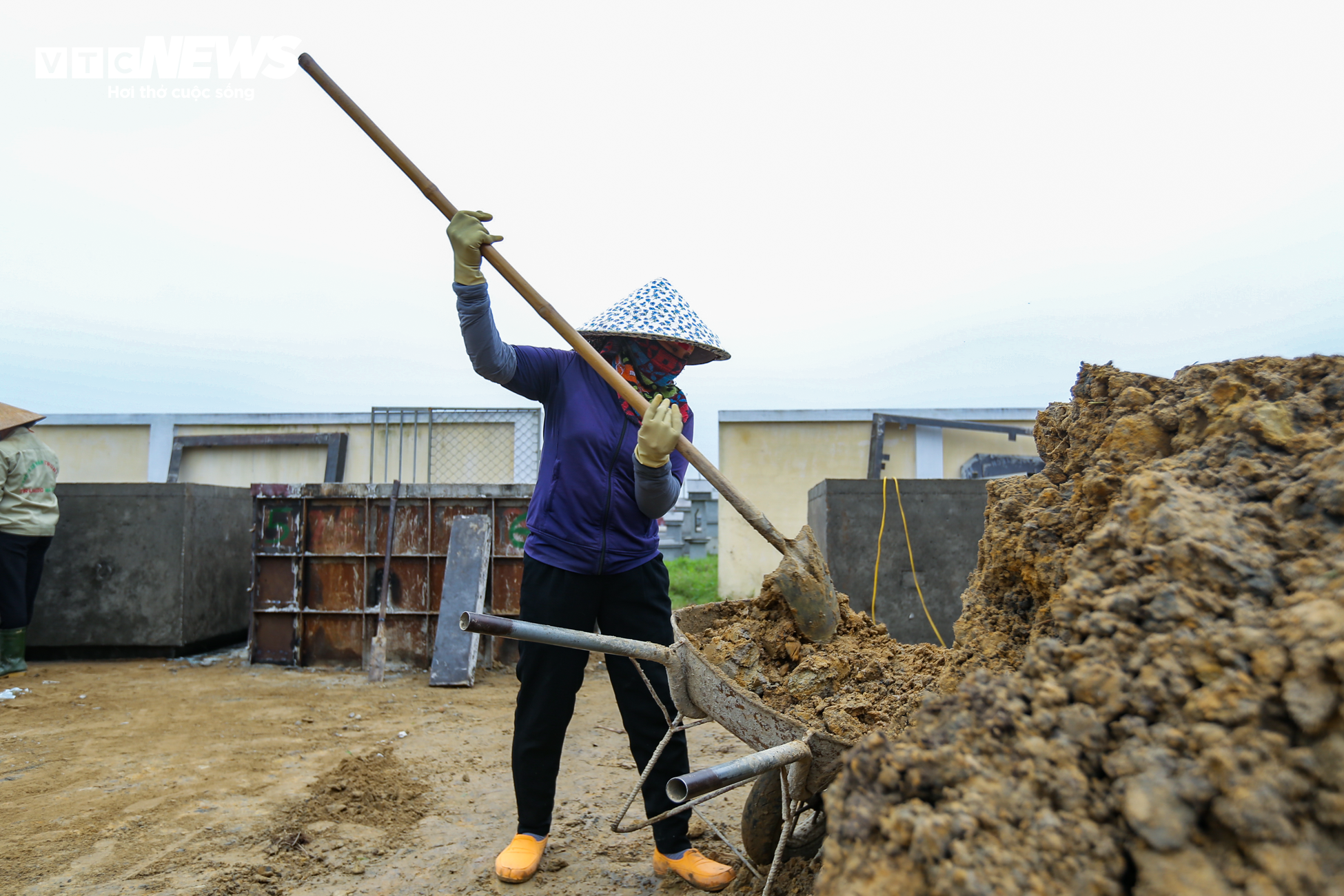 Ngày 8/3 không hoa, không quà của những người phụ nữ vất vả mưu sinh - 6