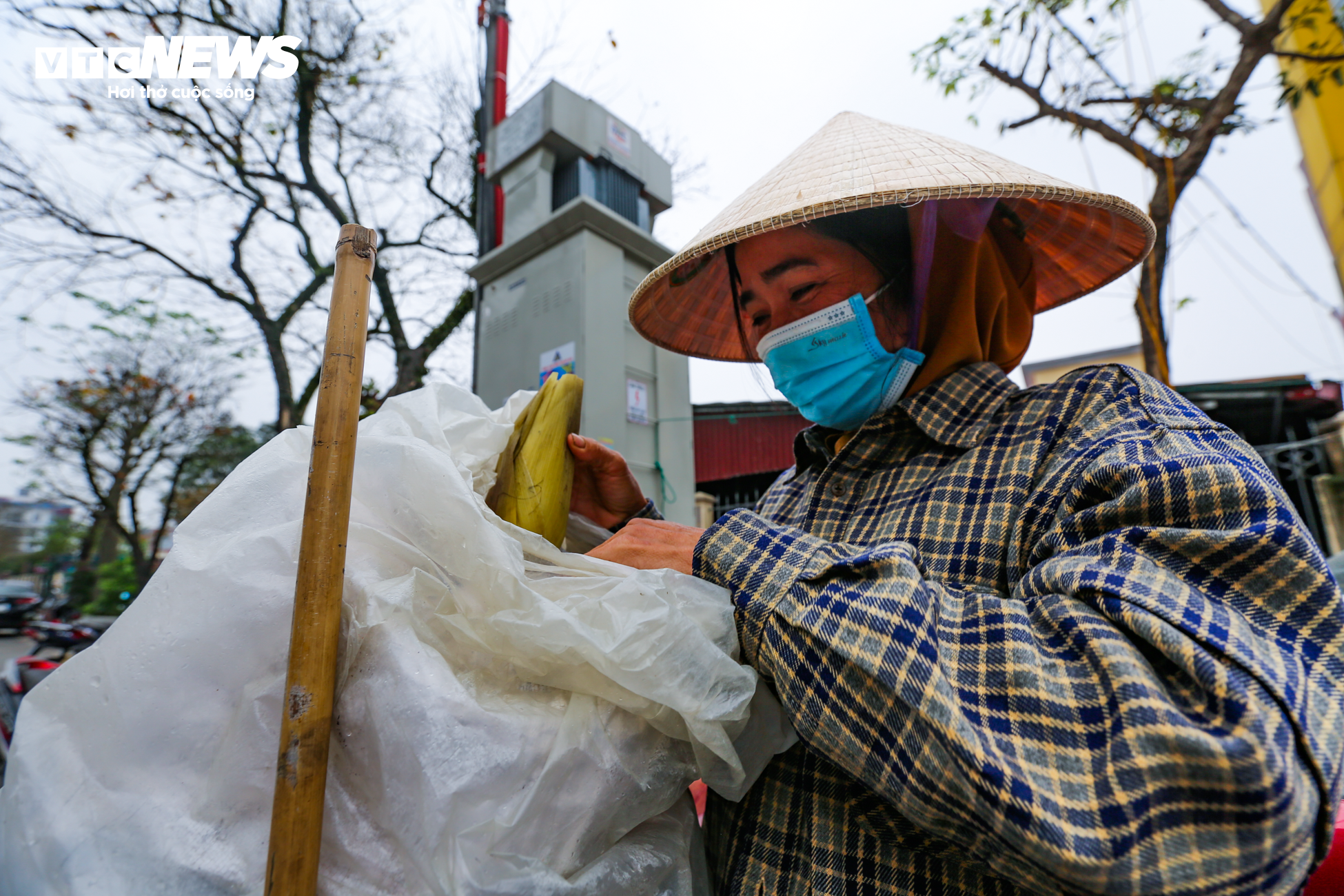 Ngày 8/3 không hoa, không quà của những người phụ nữ vất vả mưu sinh - 11