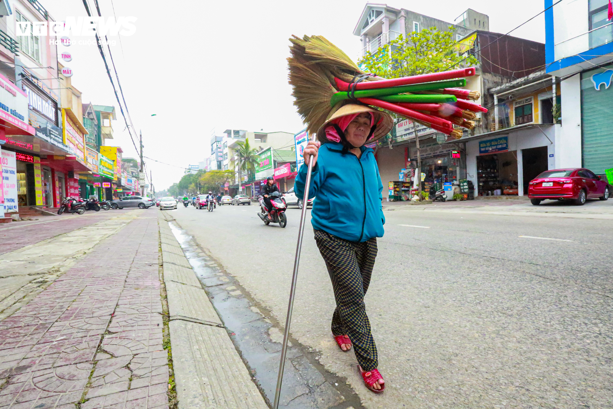 Ngày 8/3 không hoa, không quà của những người phụ nữ vất vả mưu sinh - 14