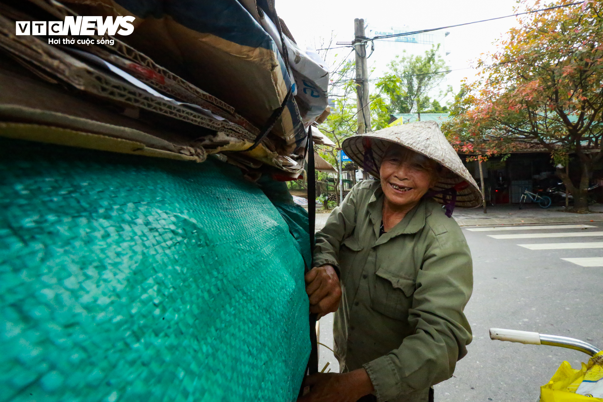 Ngày 8/3 không hoa, không quà của những người phụ nữ vất vả mưu sinh - 9