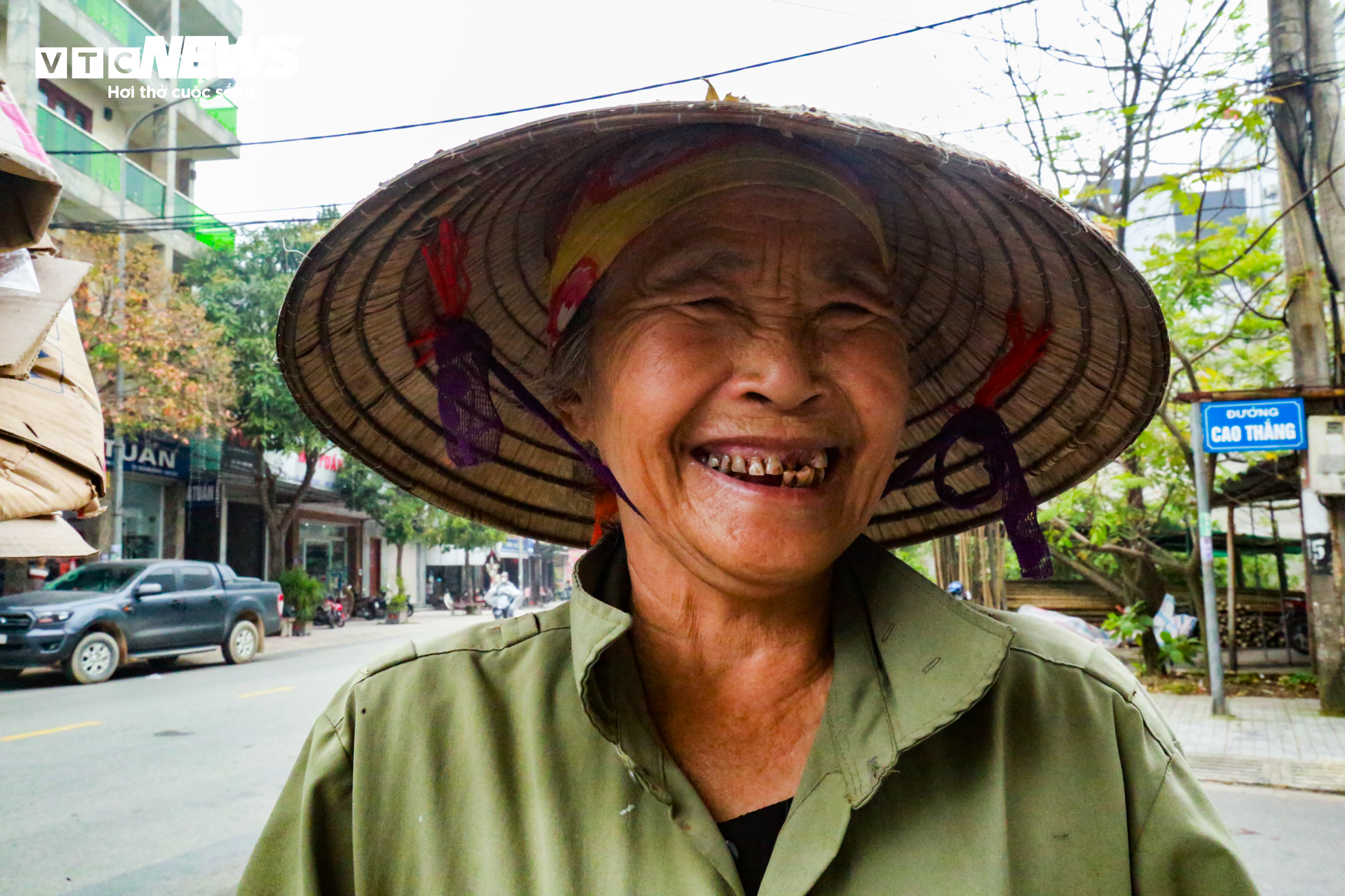 Ngày 8/3 không hoa, không quà của những người phụ nữ vất vả mưu sinh - 8