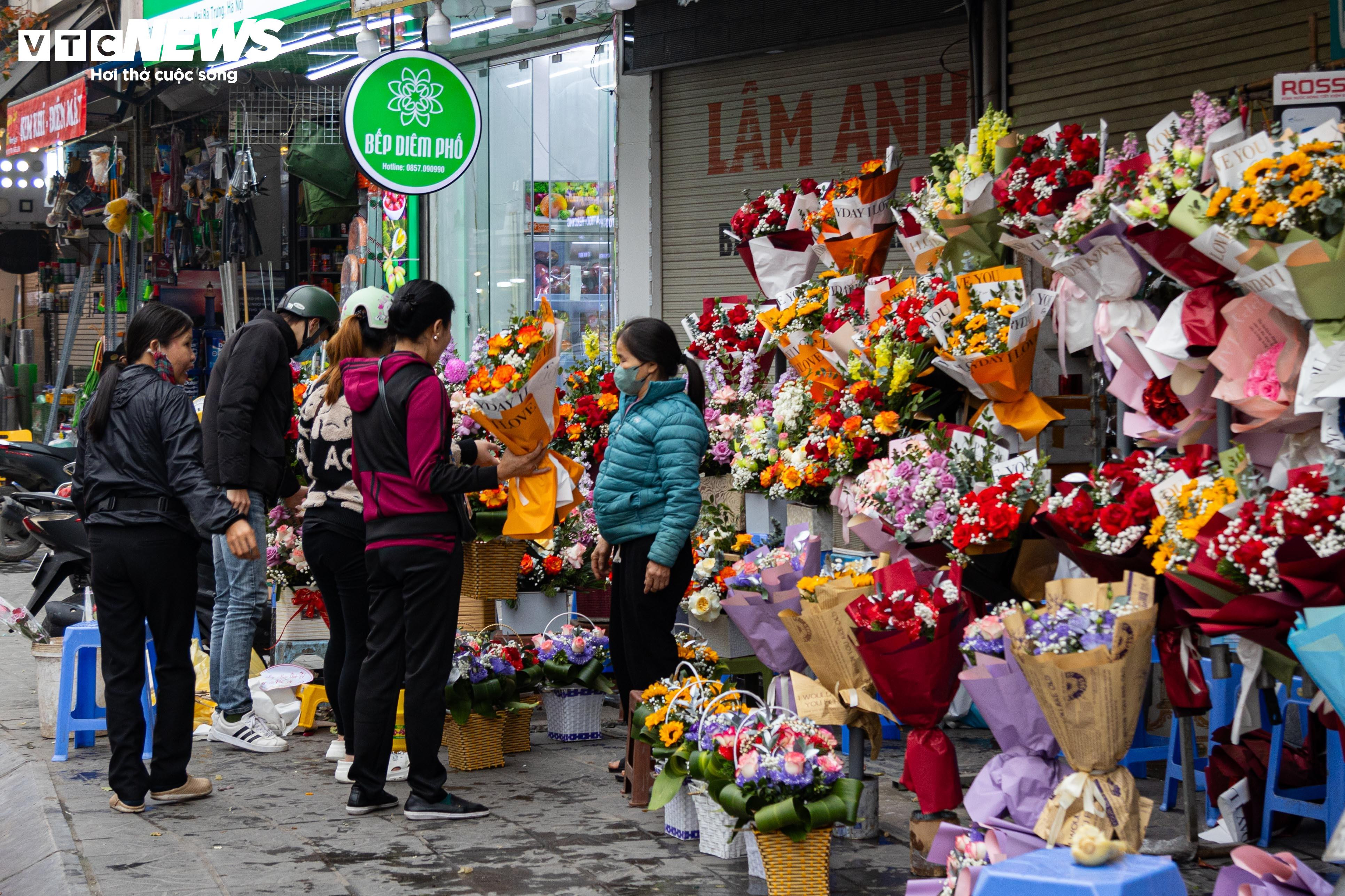 Giá hoa 8/3 tăng mạnh, khách vẫn chen nhau mua - 1