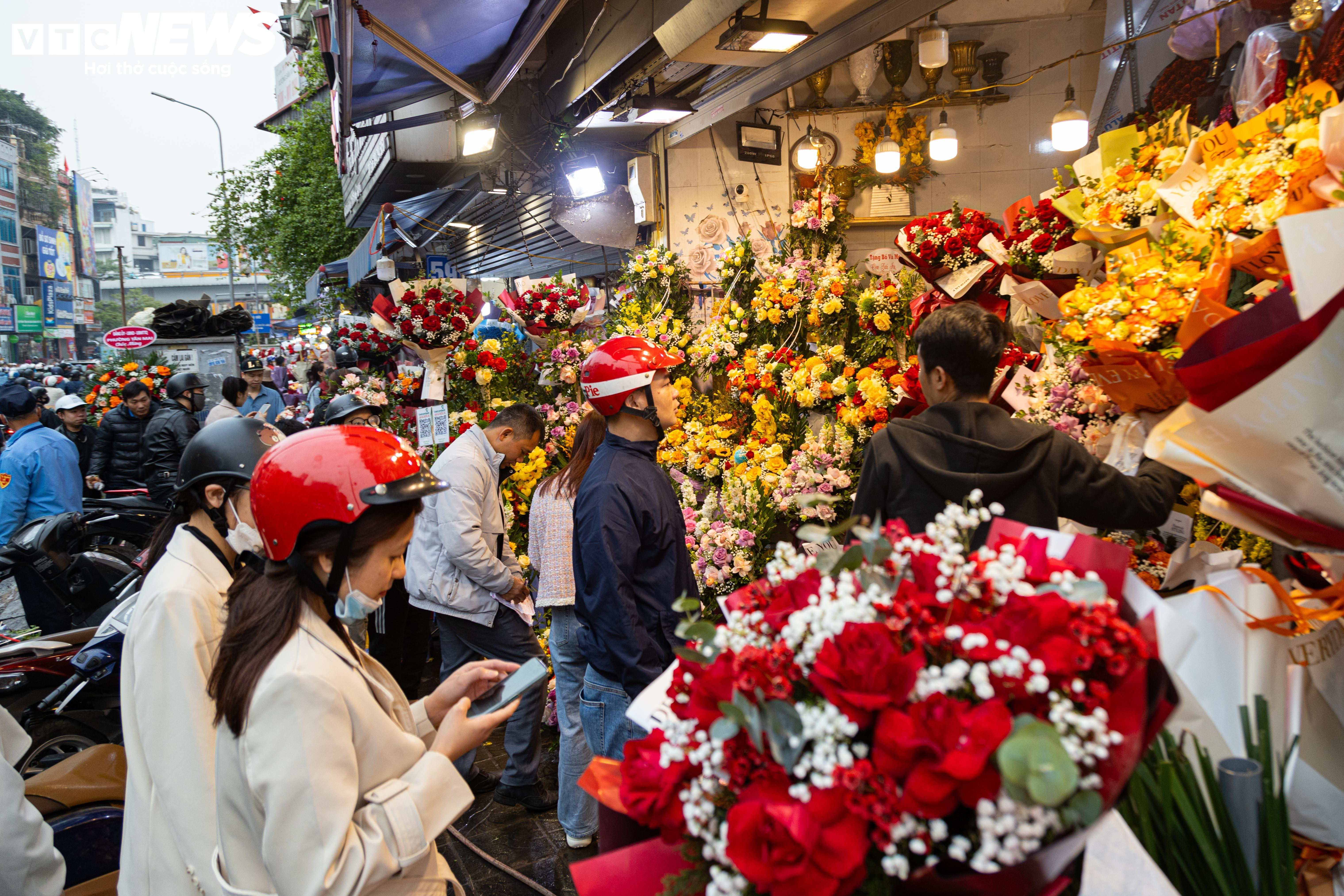 Giá hoa 8/3 tăng mạnh, khách vẫn chen nhau mua - 2