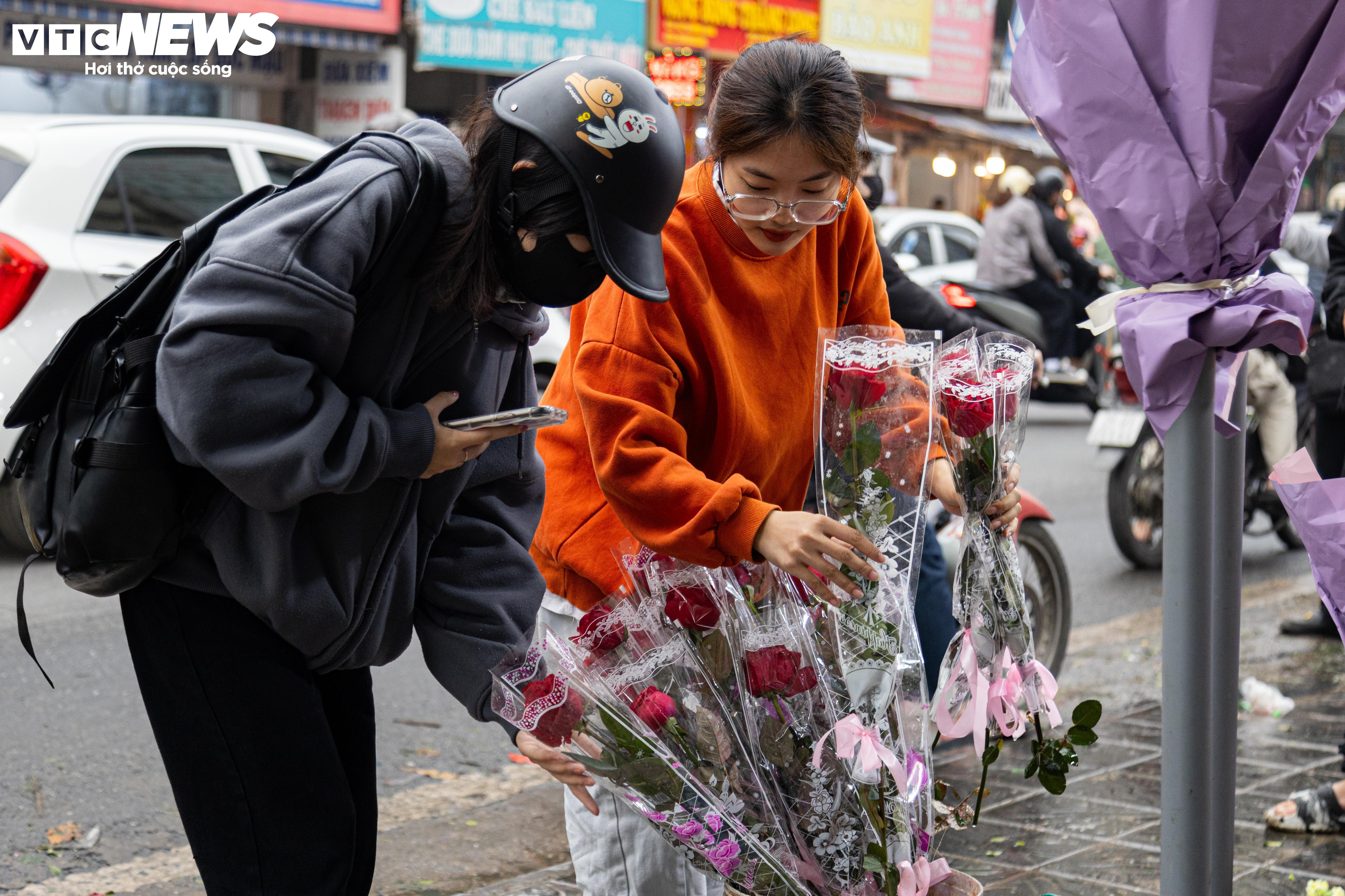 Giá hoa 8/3 tăng mạnh, khách vẫn chen nhau mua - 7