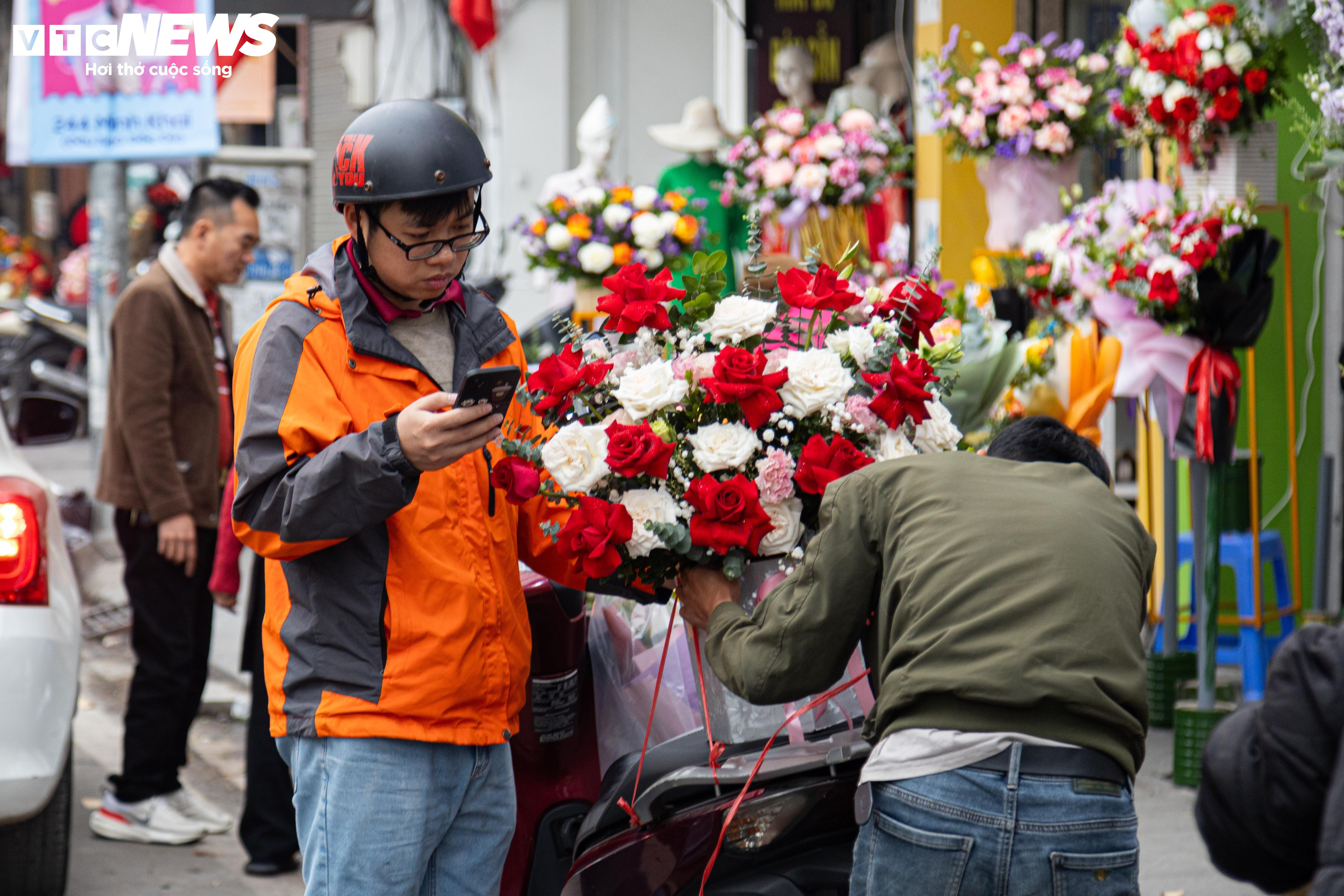 Giá hoa 8/3 tăng mạnh, khách vẫn chen nhau mua - 8