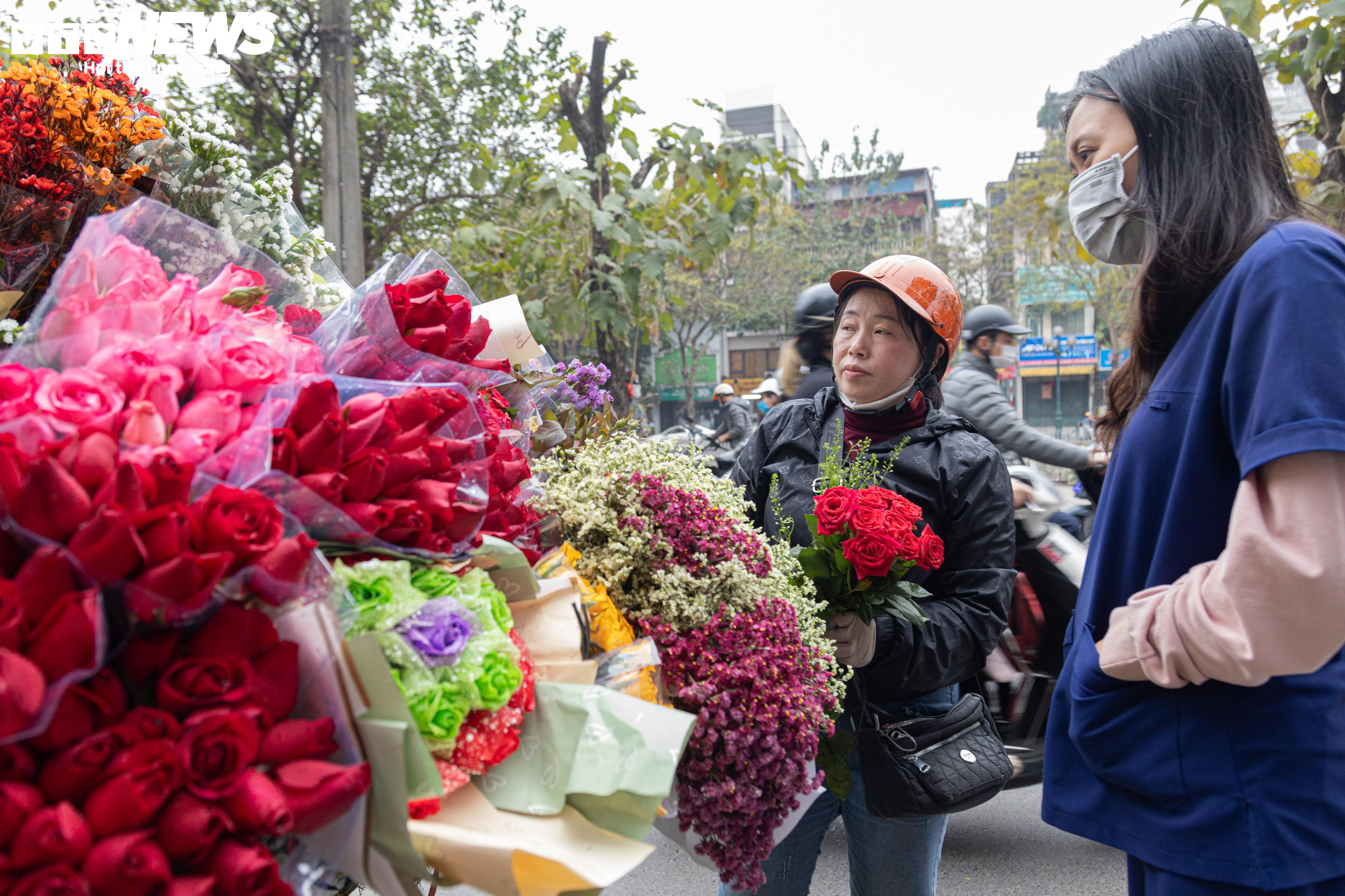 Giá hoa 8/3 tăng mạnh, khách vẫn chen nhau mua - 6