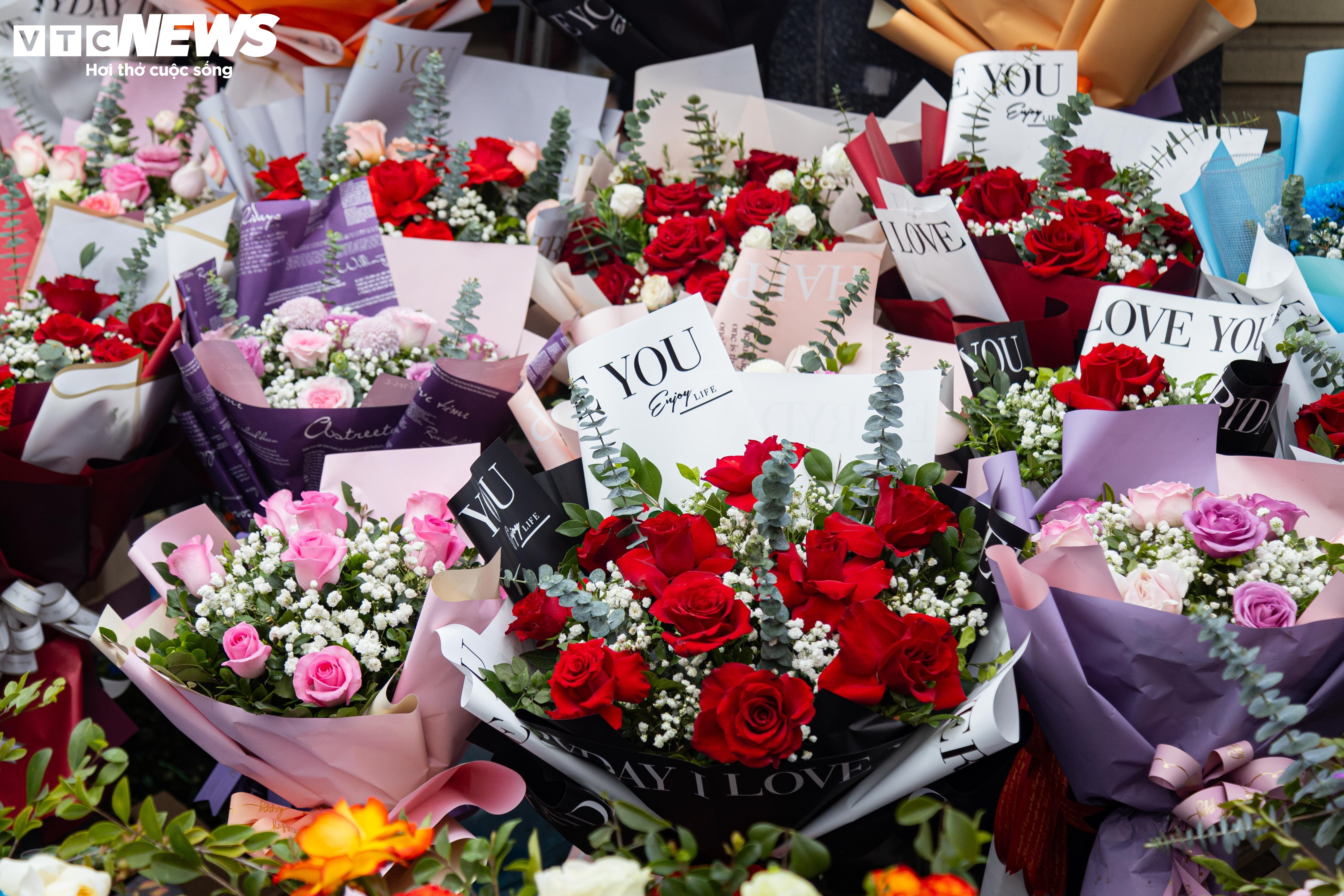 Giá hoa 8/3 tăng mạnh, khách vẫn chen nhau mua - 4