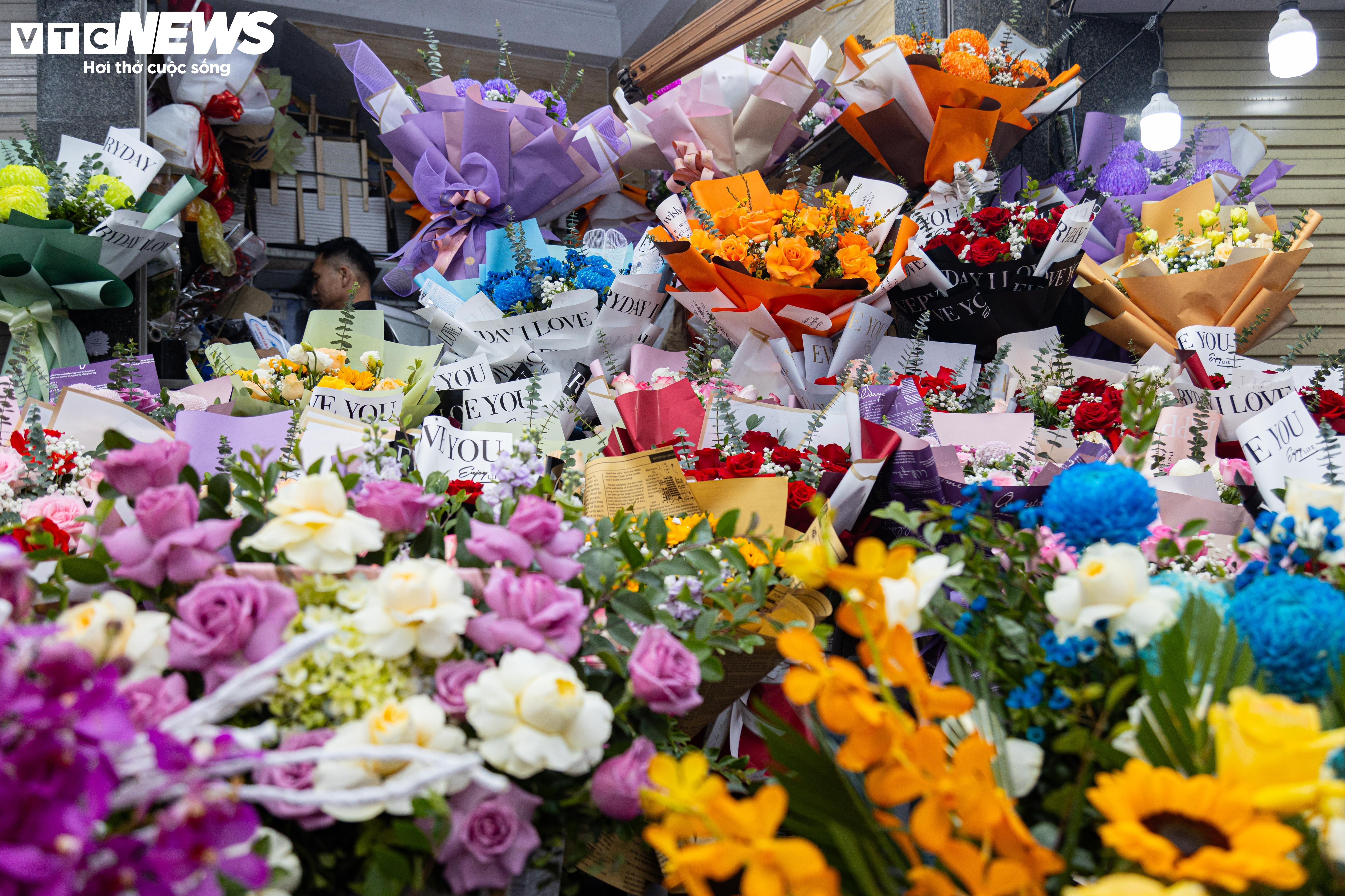 Giá hoa 8/3 tăng mạnh, khách vẫn chen nhau mua - 5