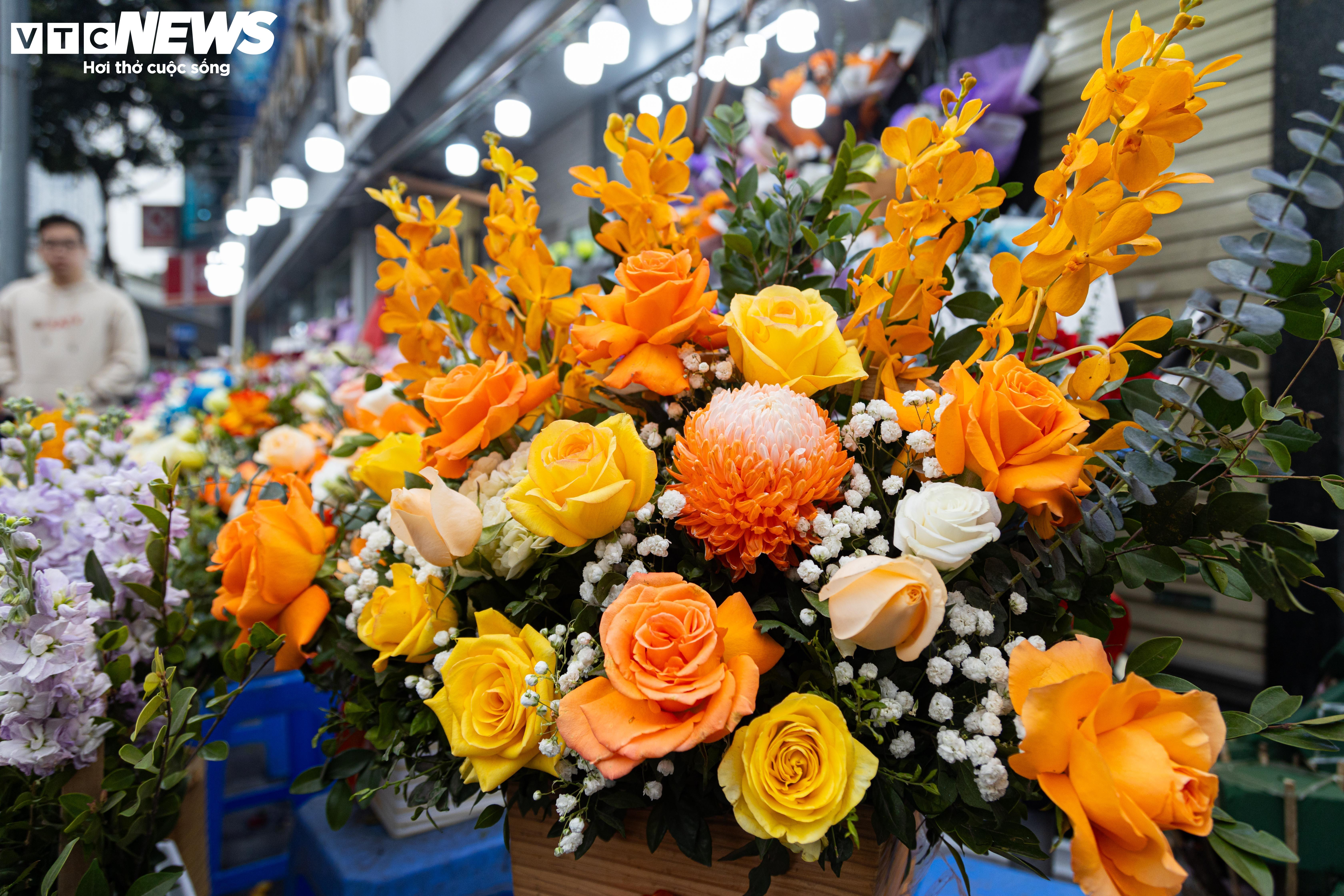 Giá hoa 8/3 tăng mạnh, khách vẫn chen nhau mua - 3