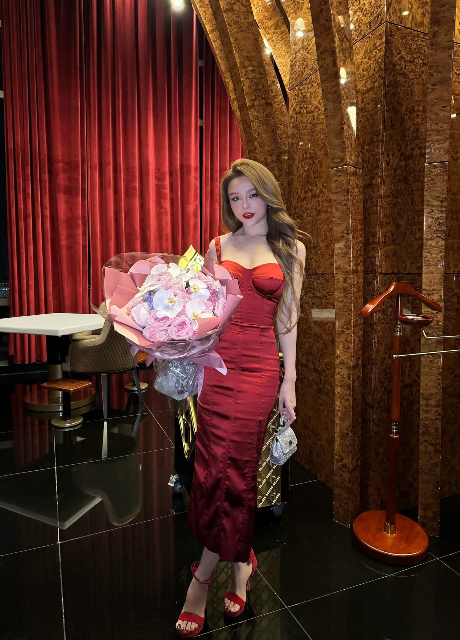 Sao Việt 10/3: Lệ Quyên tổ chức sinh nhật cho bạn trai, Lan Phương khoe con gái - 9