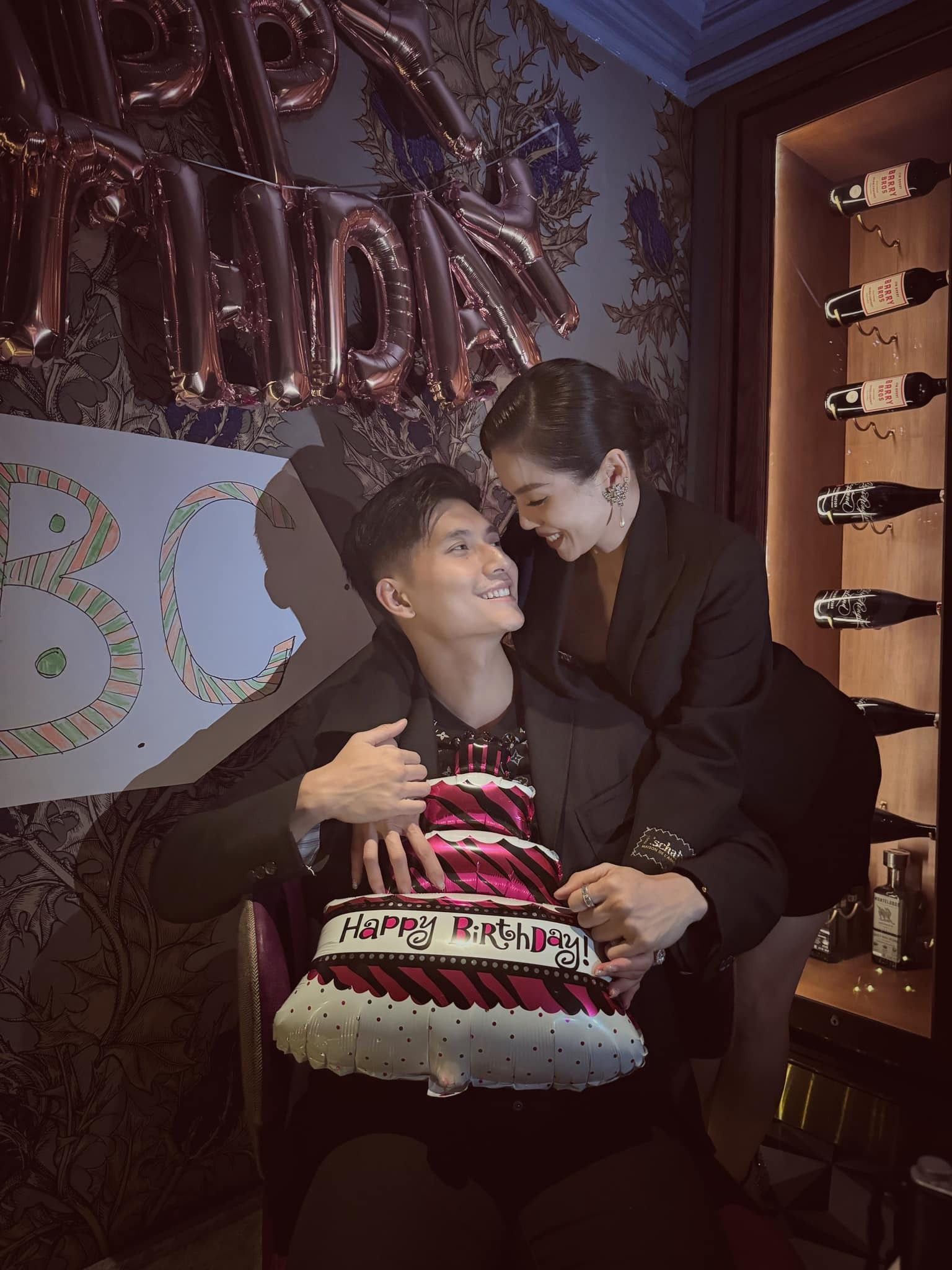 Sao Việt 10/3: Lệ Quyên tổ chức sinh nhật cho bạn trai, Lan Phương khoe con gái - 1