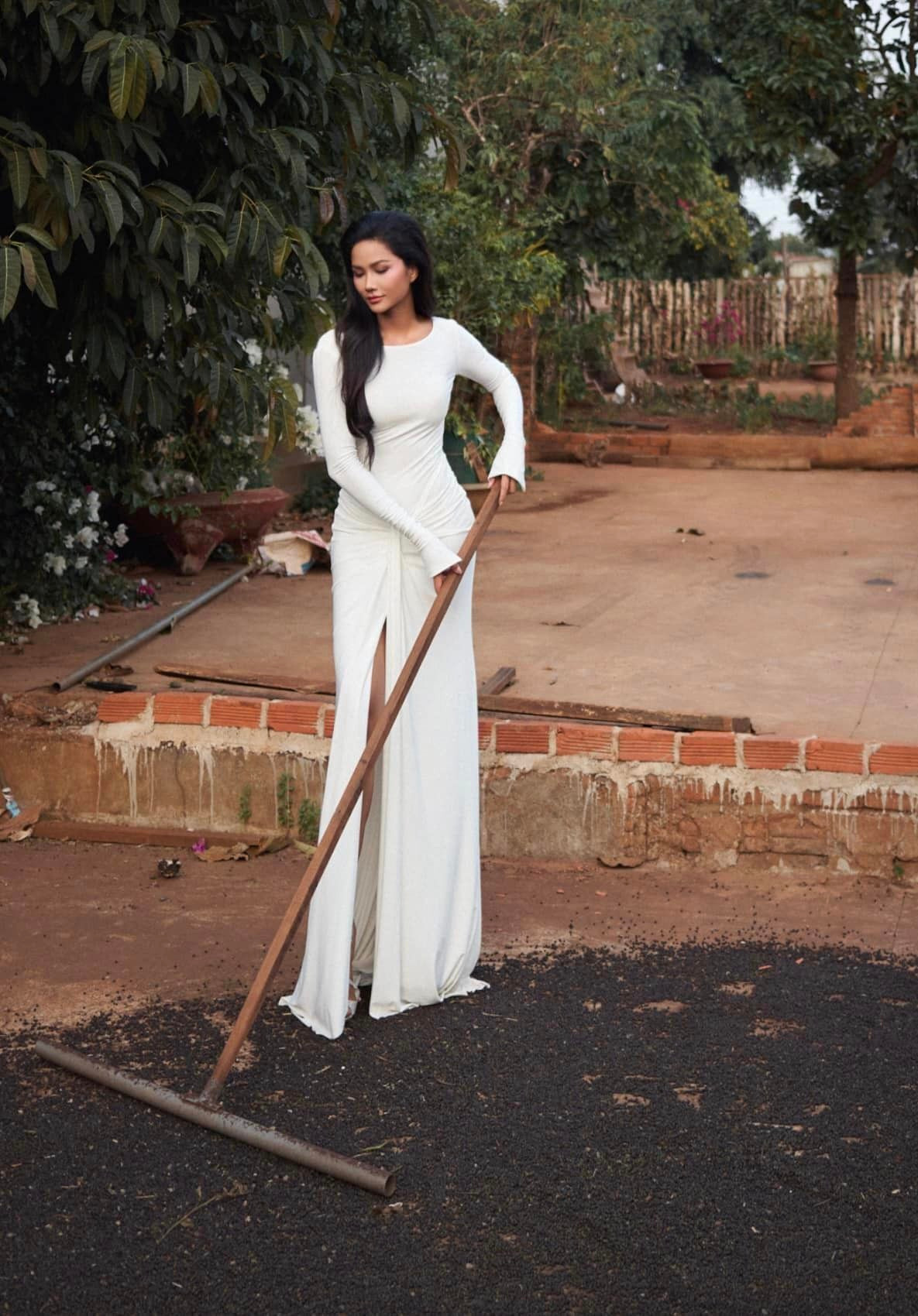 Sao Việt 10/3: Lệ Quyên tổ chức sinh nhật cho bạn trai, Lan Phương khoe con gái - 6