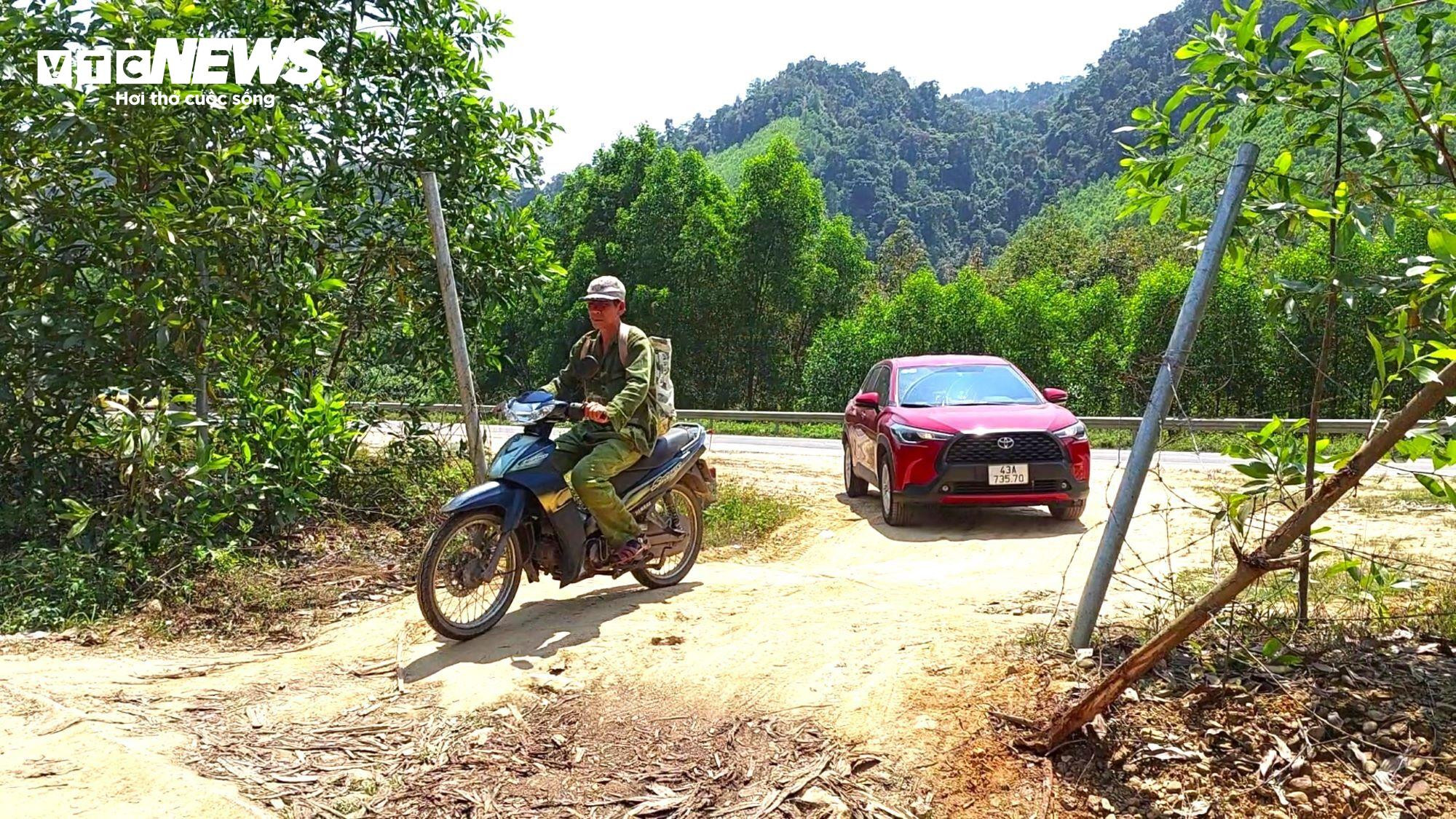 Dân ngang nhiên phá rào, đưa xe máy vào cao tốc La Sơn - Túy Loan - 7