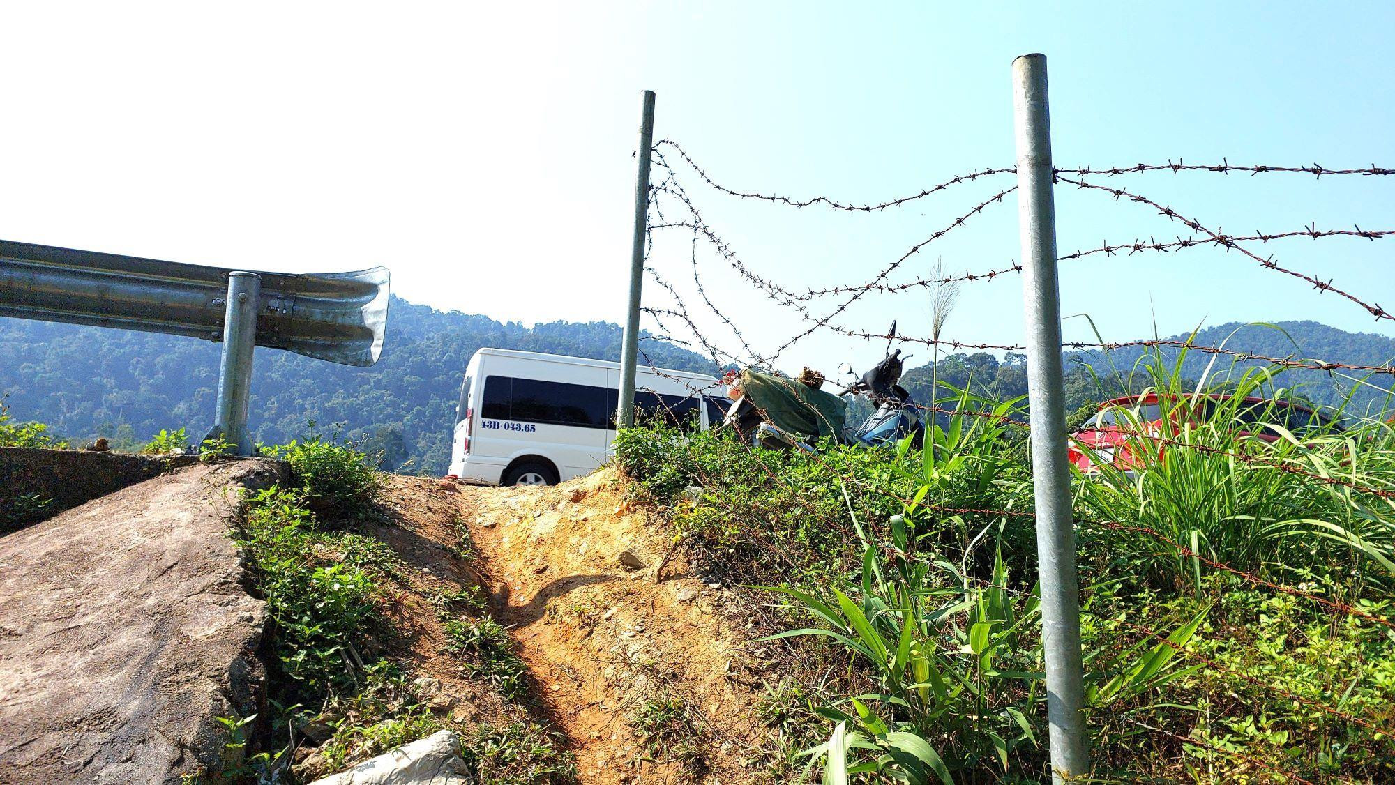 Dân ngang nhiên phá rào, đưa xe máy vào cao tốc La Sơn - Túy Loan - 11