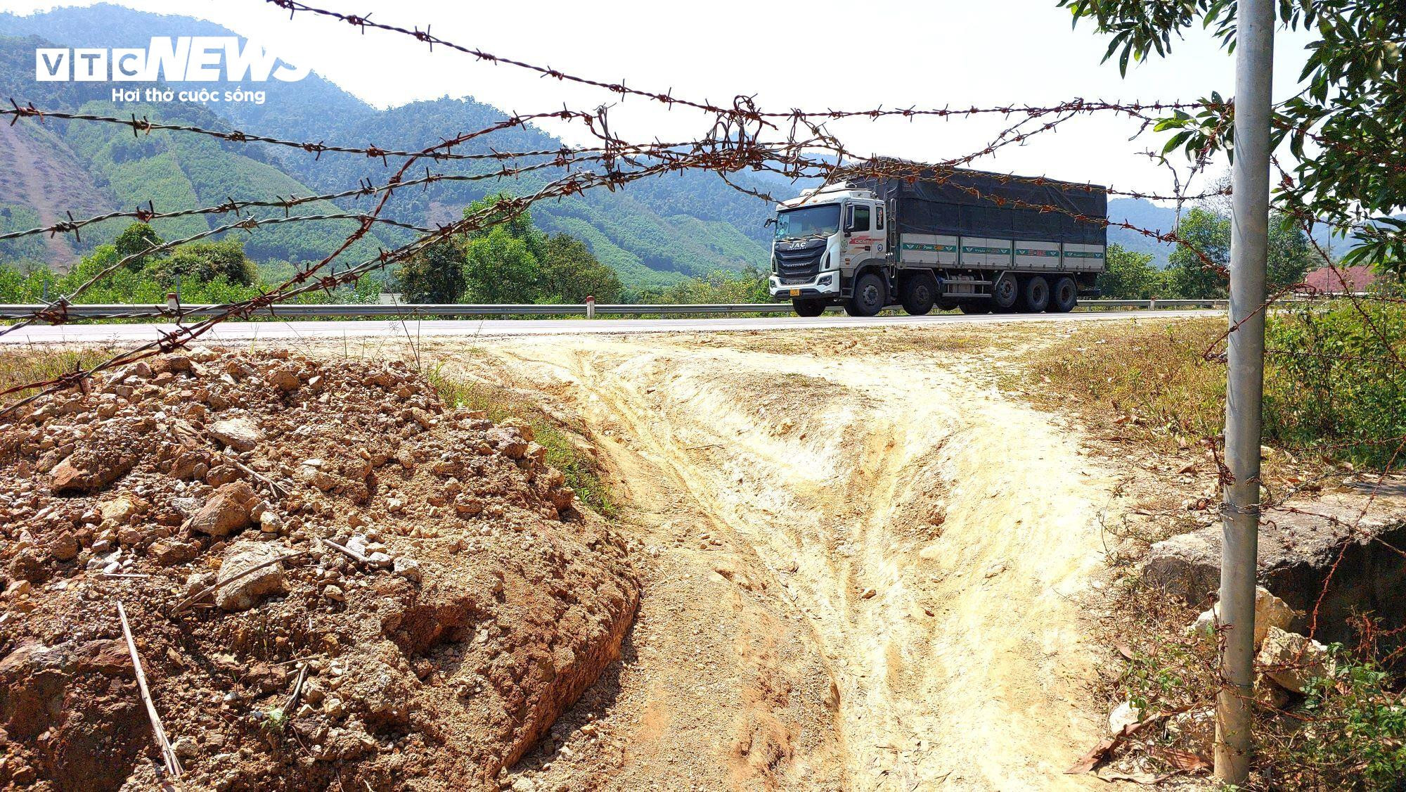 Dân ngang nhiên phá rào, đưa xe máy vào cao tốc La Sơn - Túy Loan - 3