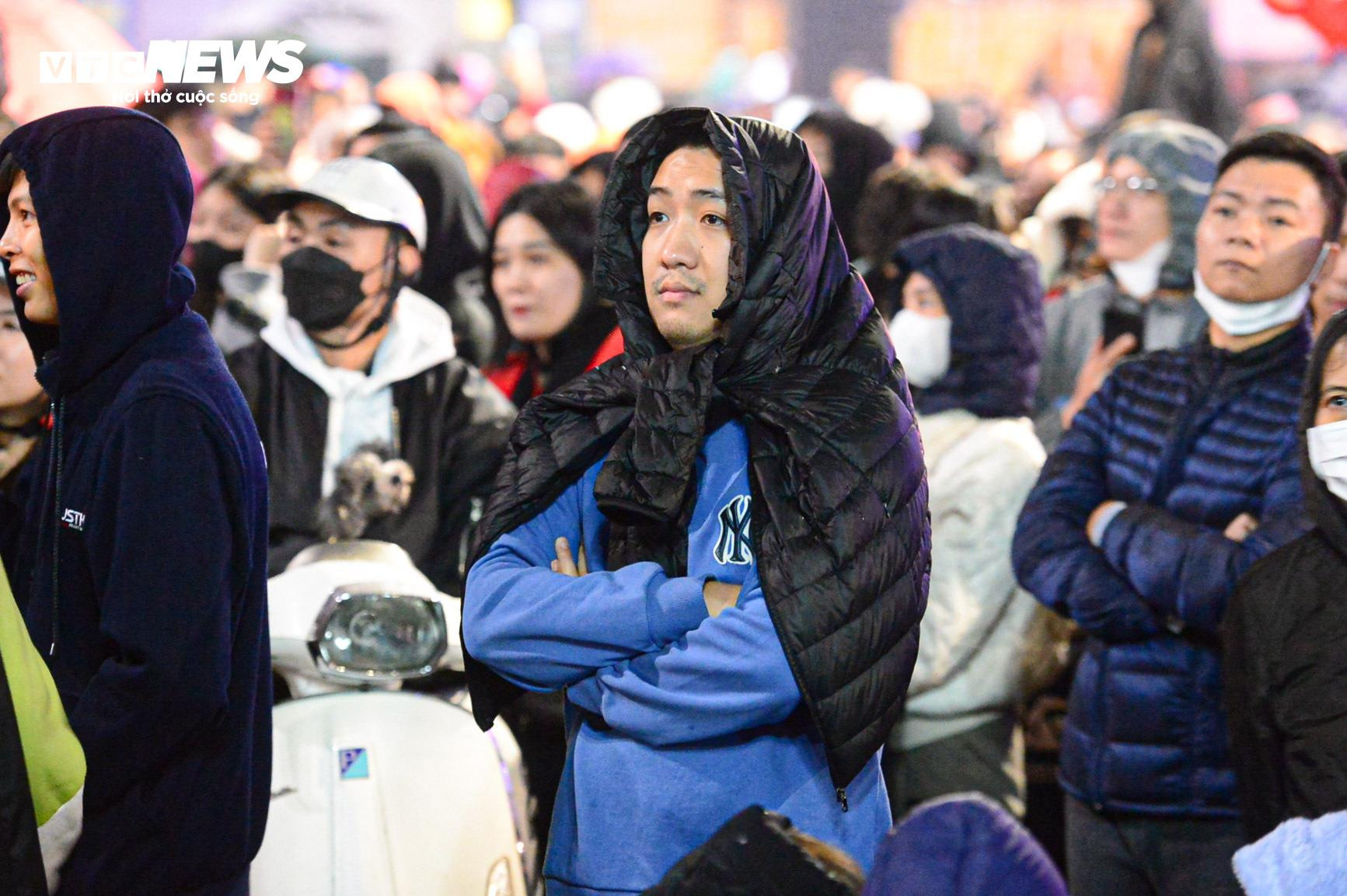 Biển người đội mưa xem 300 máy bay không người lái trình diễn ánh sáng - 7